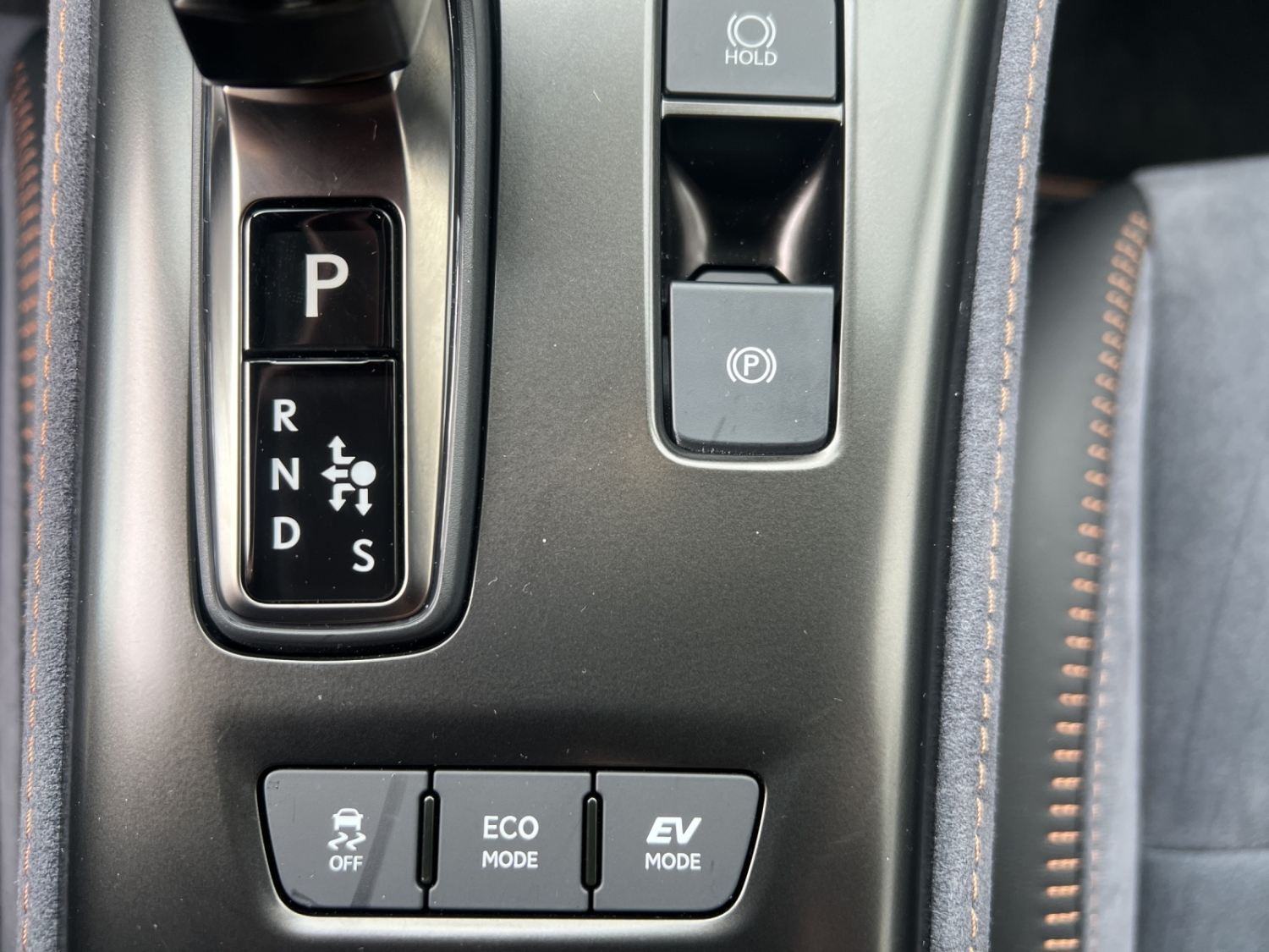 LEXUS LBX 1.5 Hybrid Cool AWD-image-15