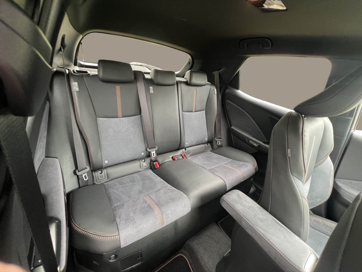 LEXUS LBX 1.5 Hybrid Cool AWD-image-20
