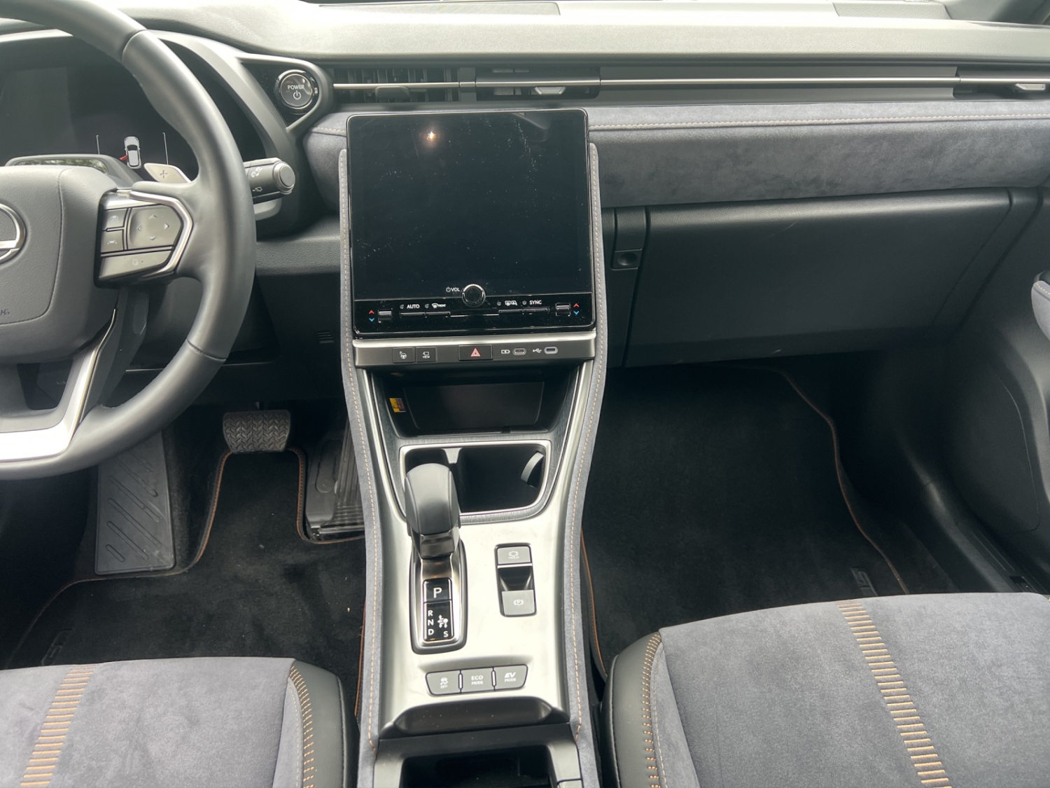 LEXUS LBX 1.5 Hybrid Cool AWD-image-13