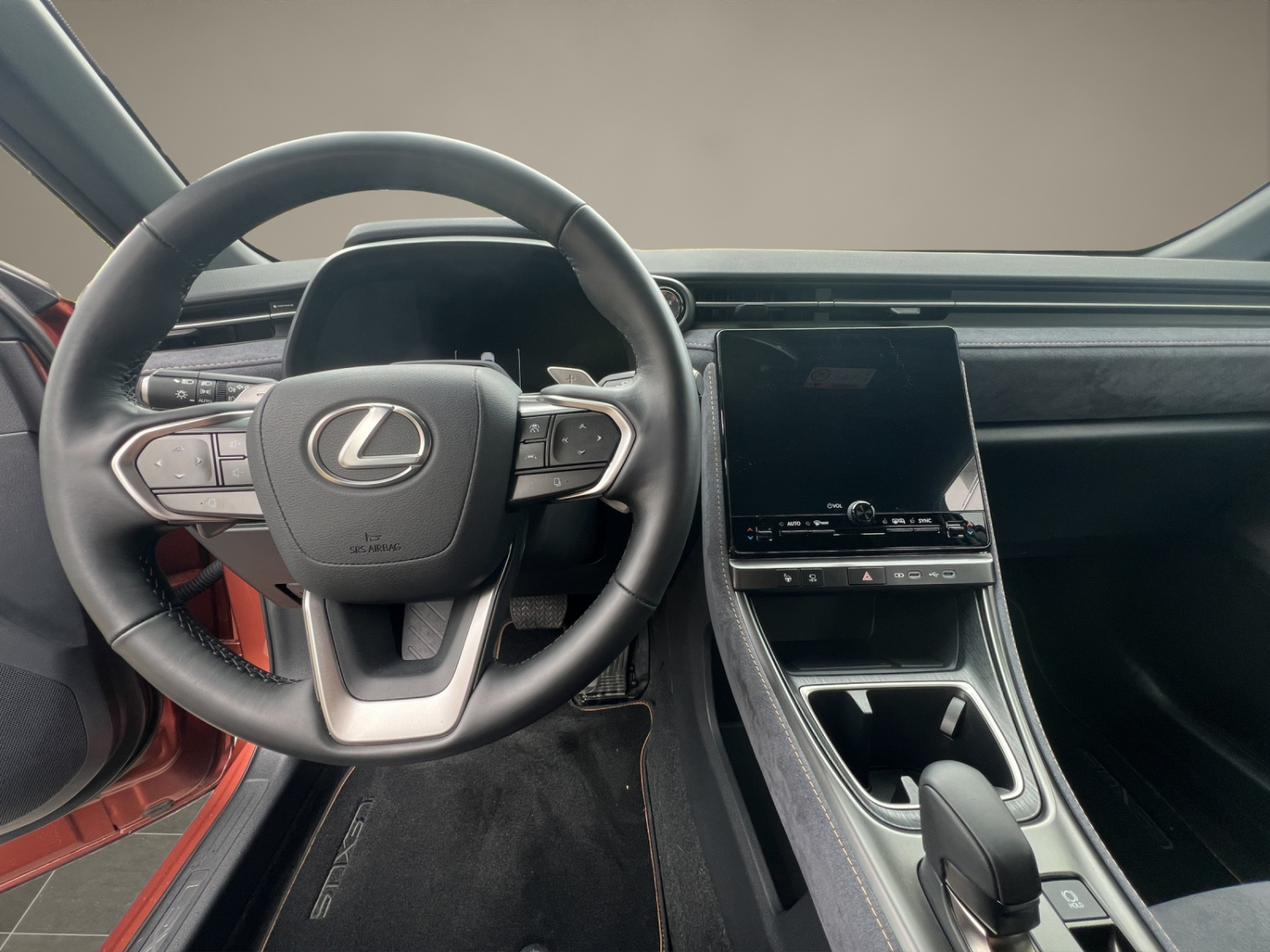 LEXUS LBX 1.5 Hybrid Cool AWD-image-11