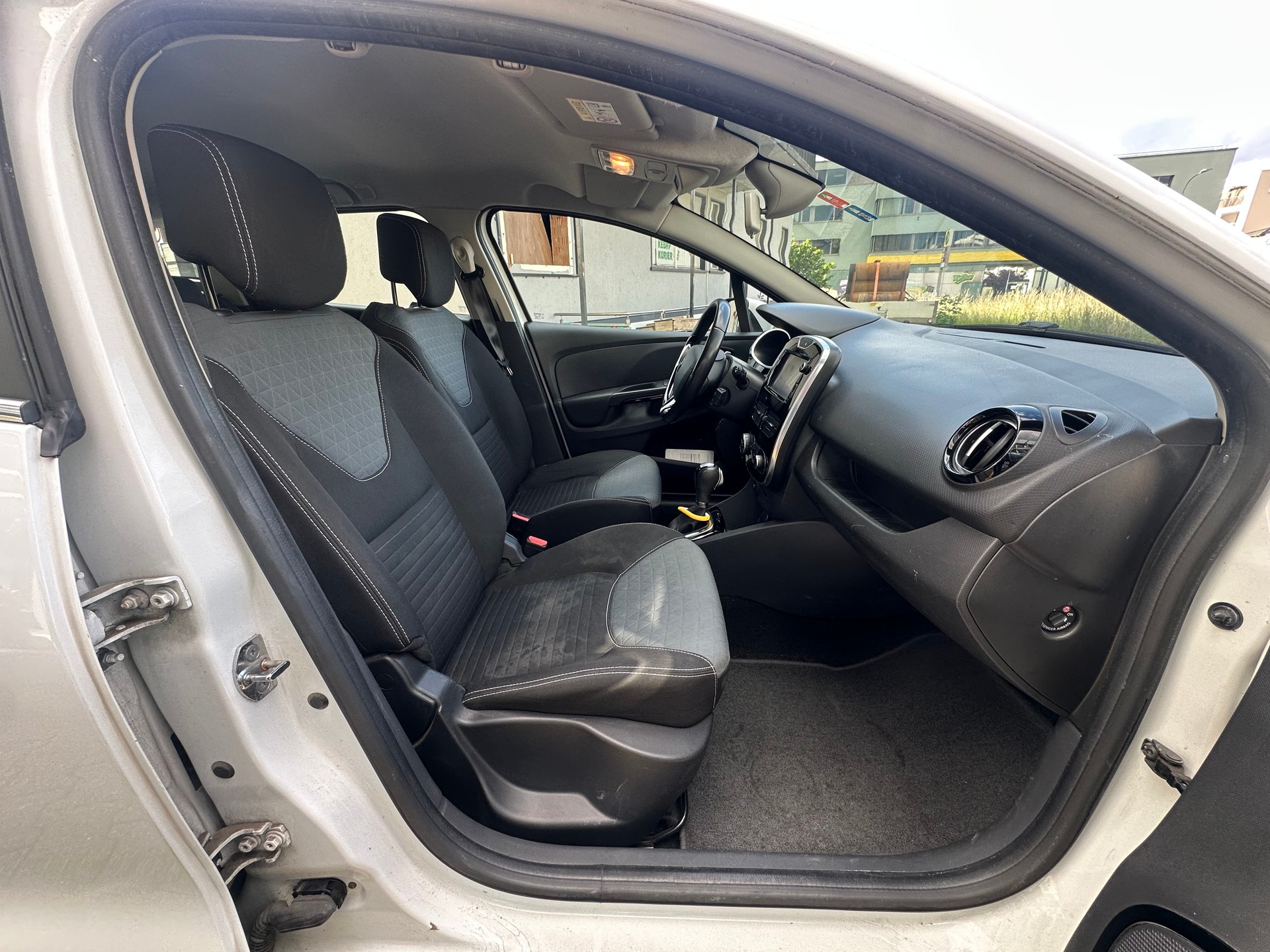 RENAULT Clio Grandtour 1.5 dCi Swiss Edition EDC-image-6