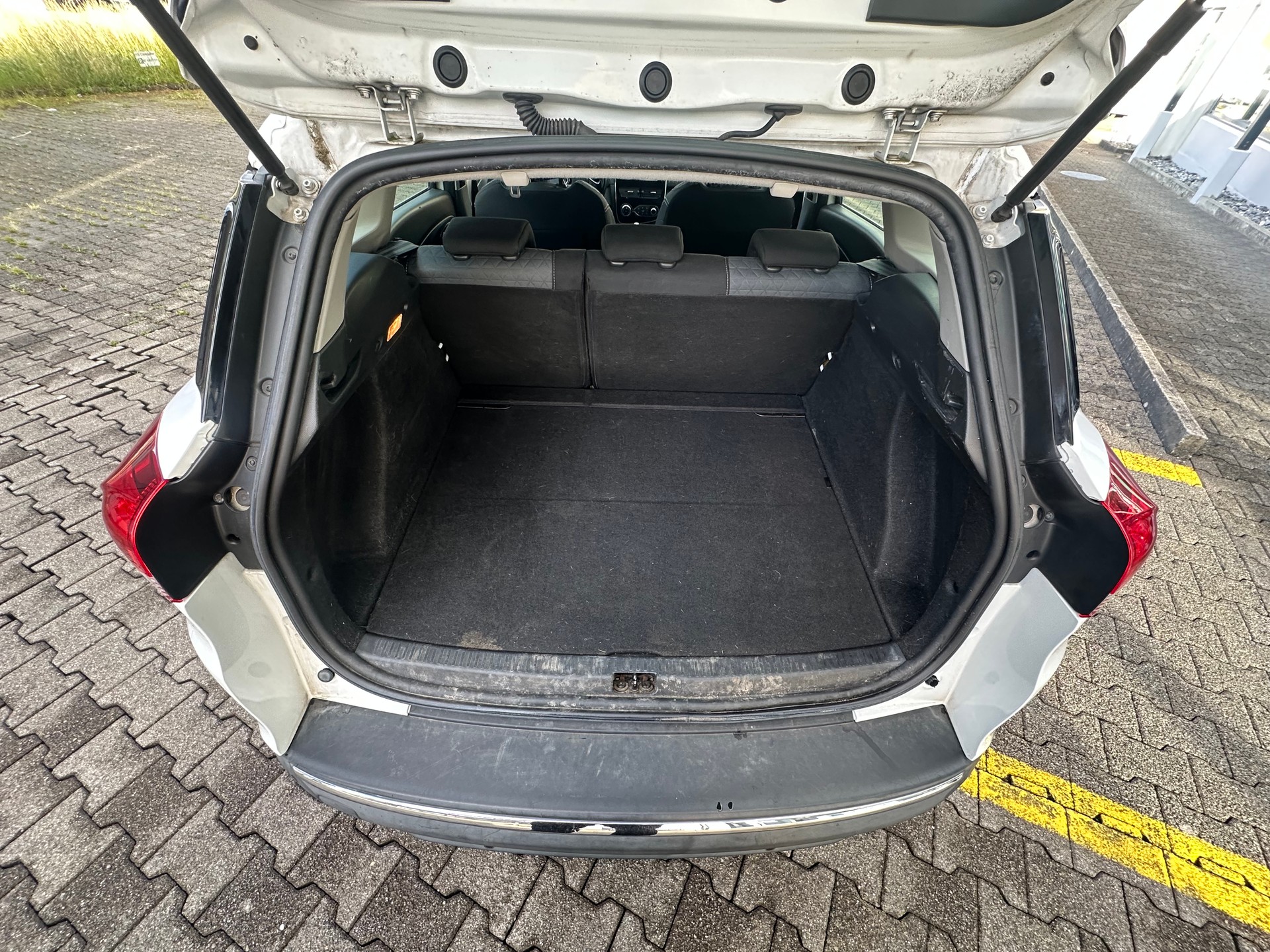 RENAULT Clio Grandtour 1.5 dCi Swiss Edition EDC-image-9