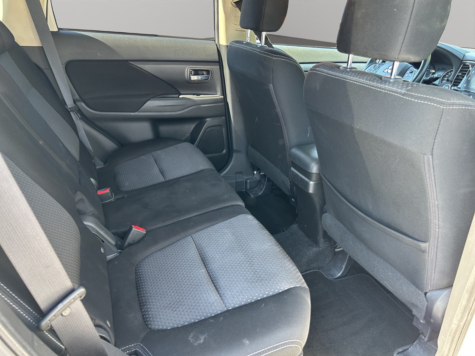 MITSUBISHI Outlander 2.2 DID Style 4WD Automatic-image-12