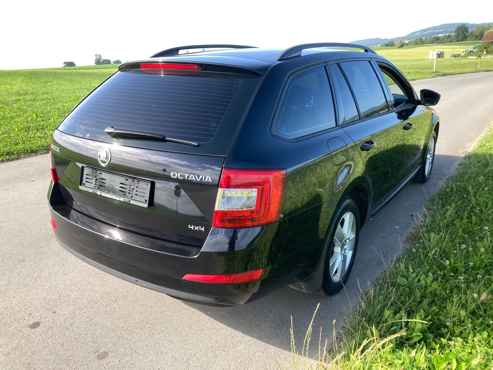 SKODA Octavia Combi 1.6 TDI Ambition 4x4-image-2