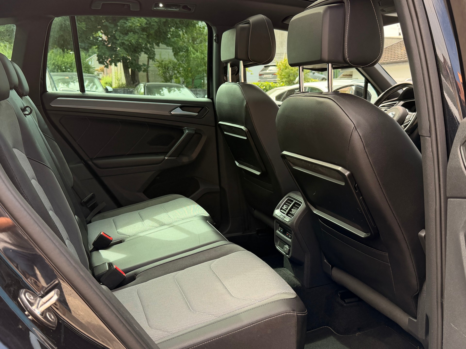 VW Tiguan 2.0 TDI RL 4Motion DSG R- Line-image-27
