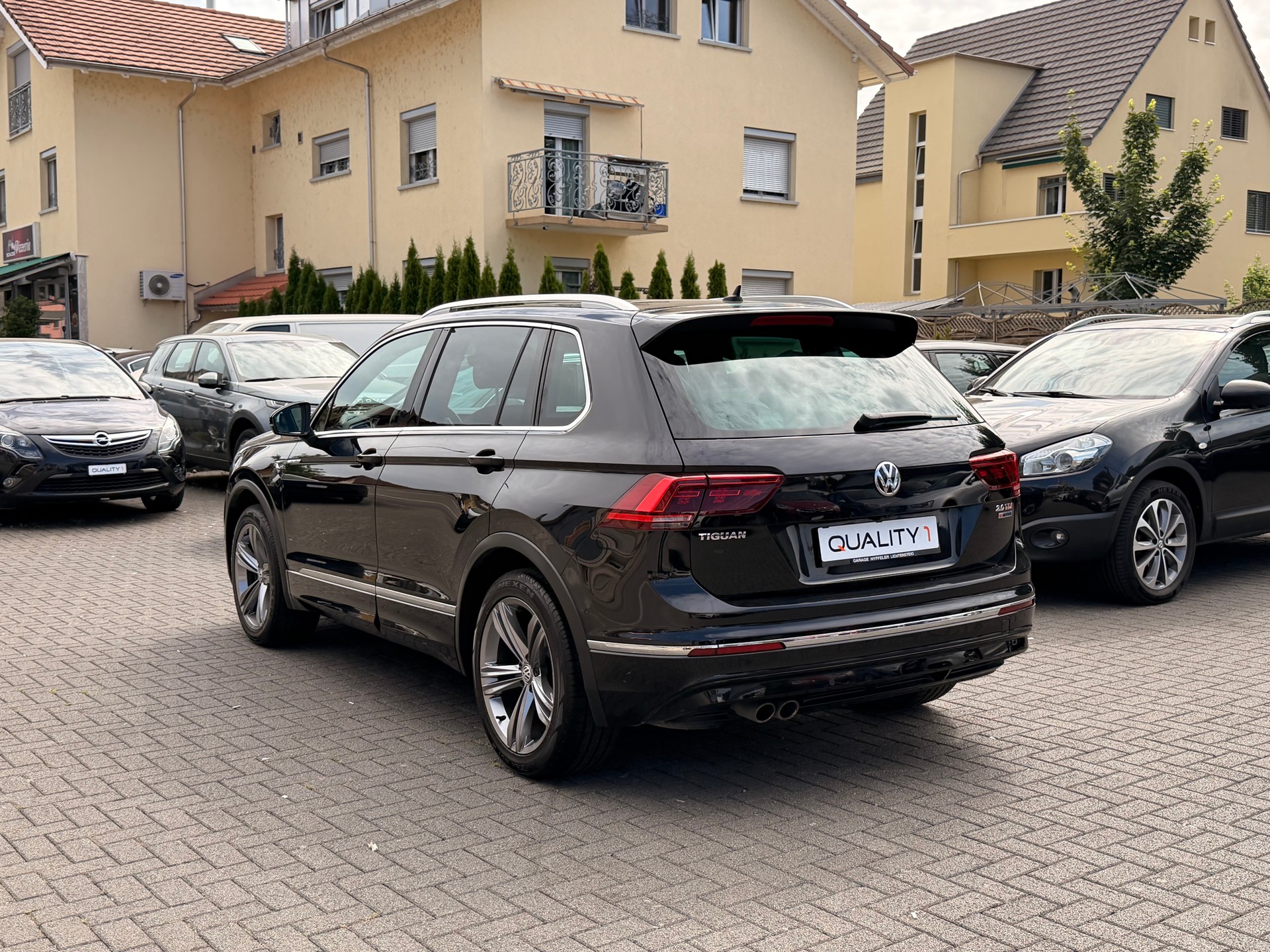 VW Tiguan 2.0 TDI RL 4Motion DSG R- Line-image-2