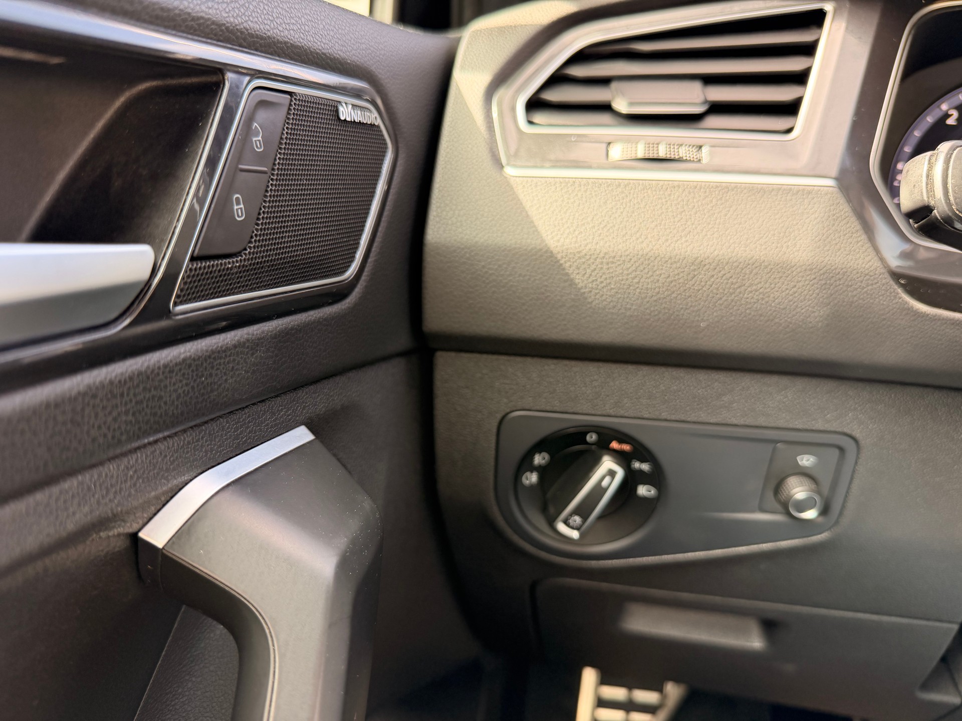 VW Tiguan 2.0 TDI RL 4Motion DSG R- Line-image-28