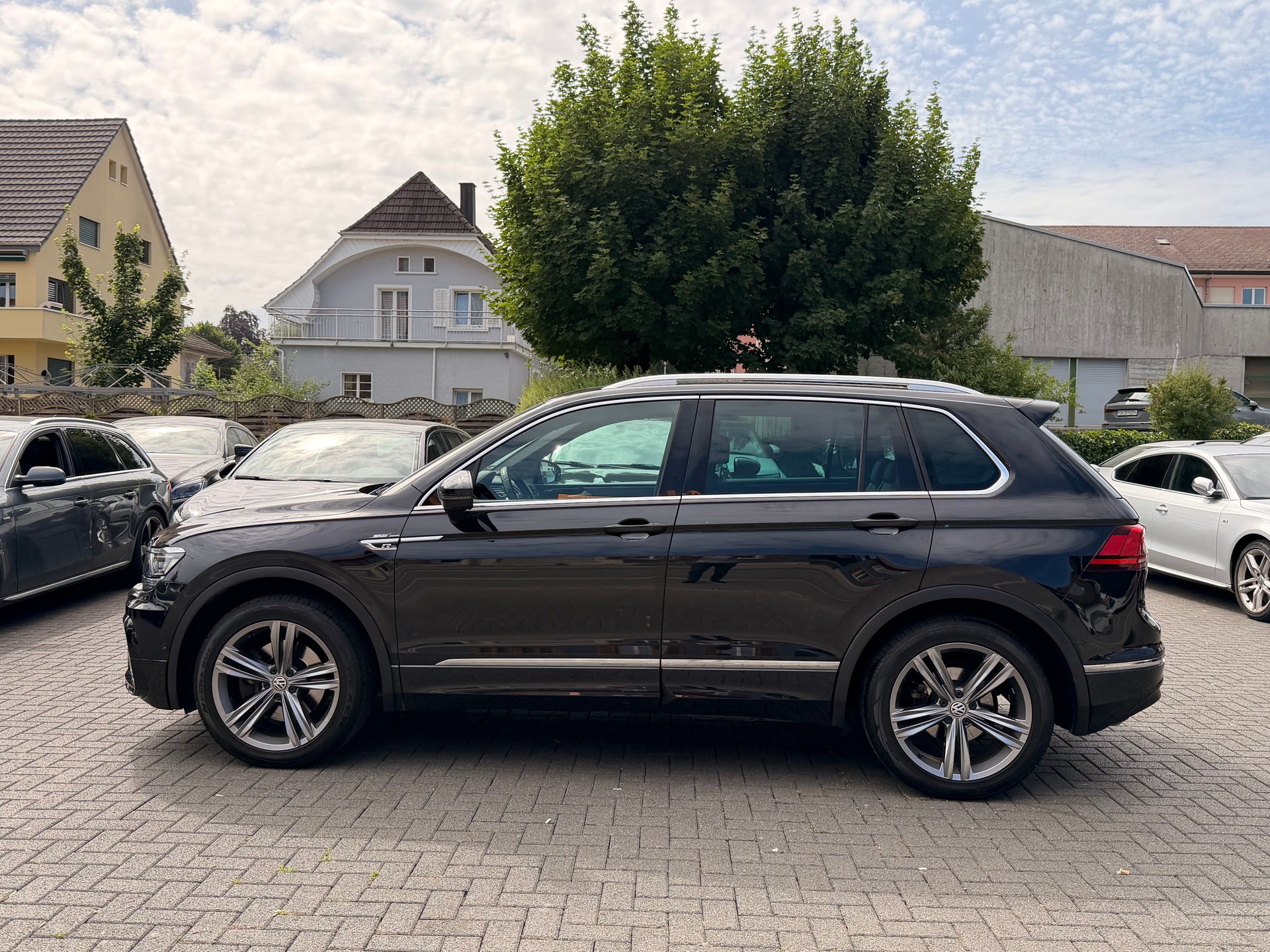 VW Tiguan 2.0 TDI RL 4Motion DSG R- Line-image-3