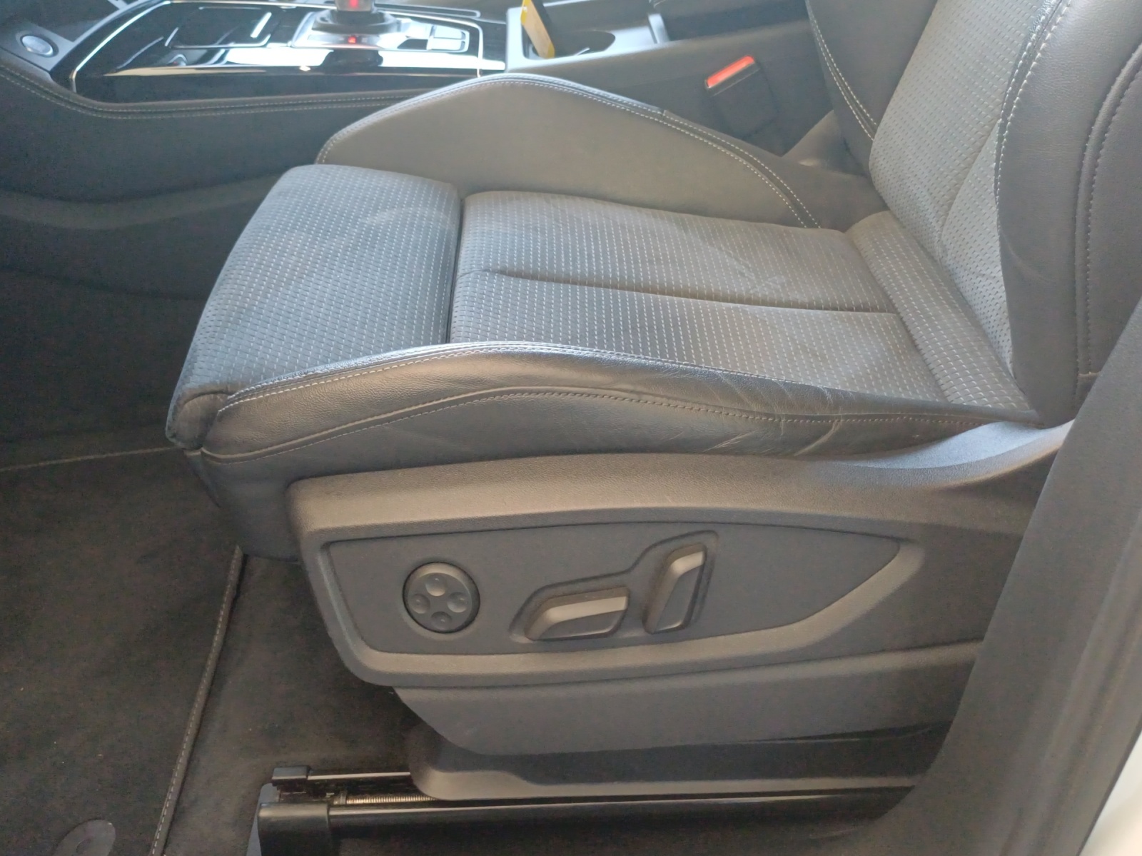 AUDI Q5 40 TDI Black Edition quattro S-tronic-image-14