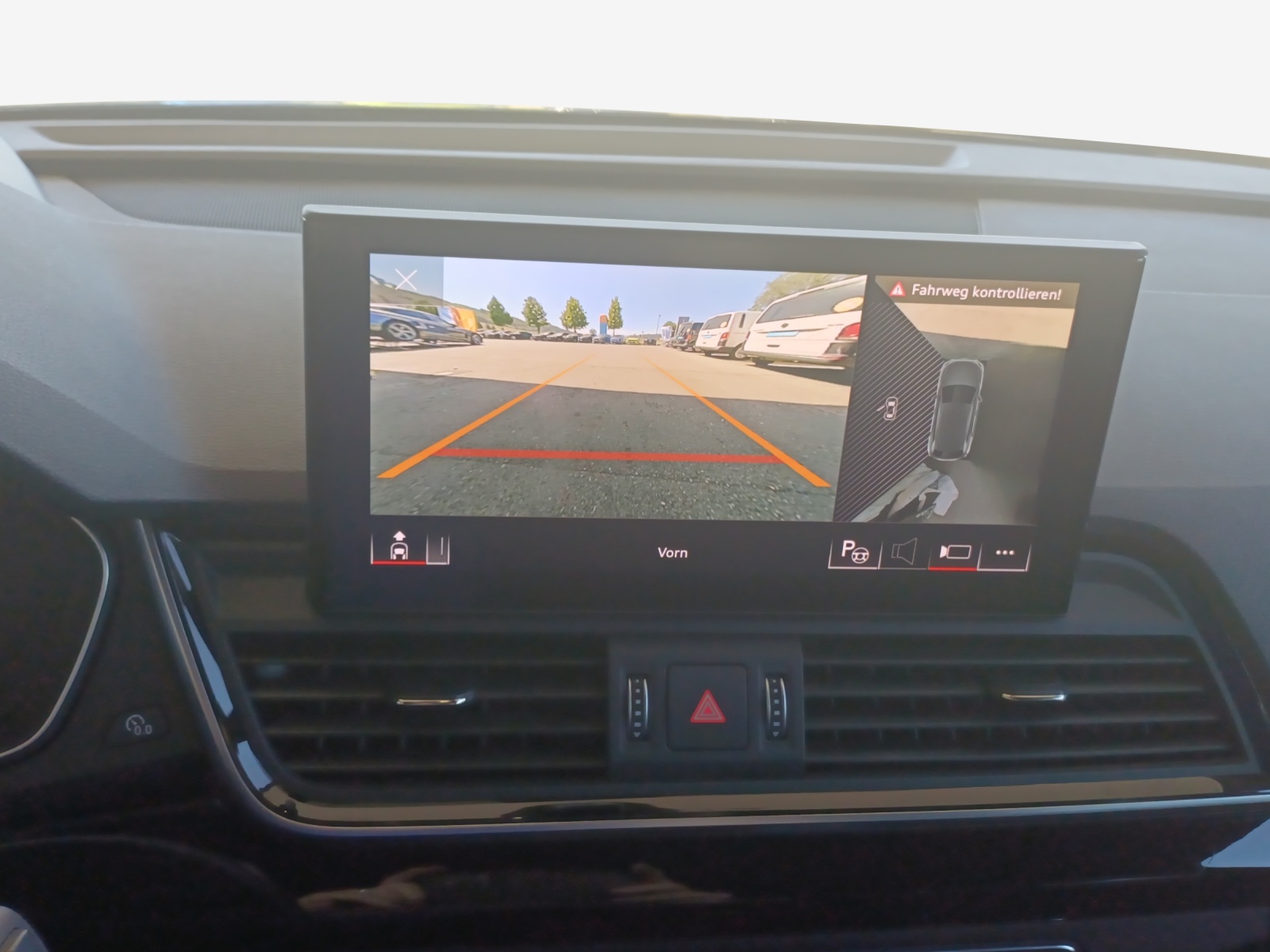 AUDI Q5 40 TDI Black Edition quattro S-tronic-image-15