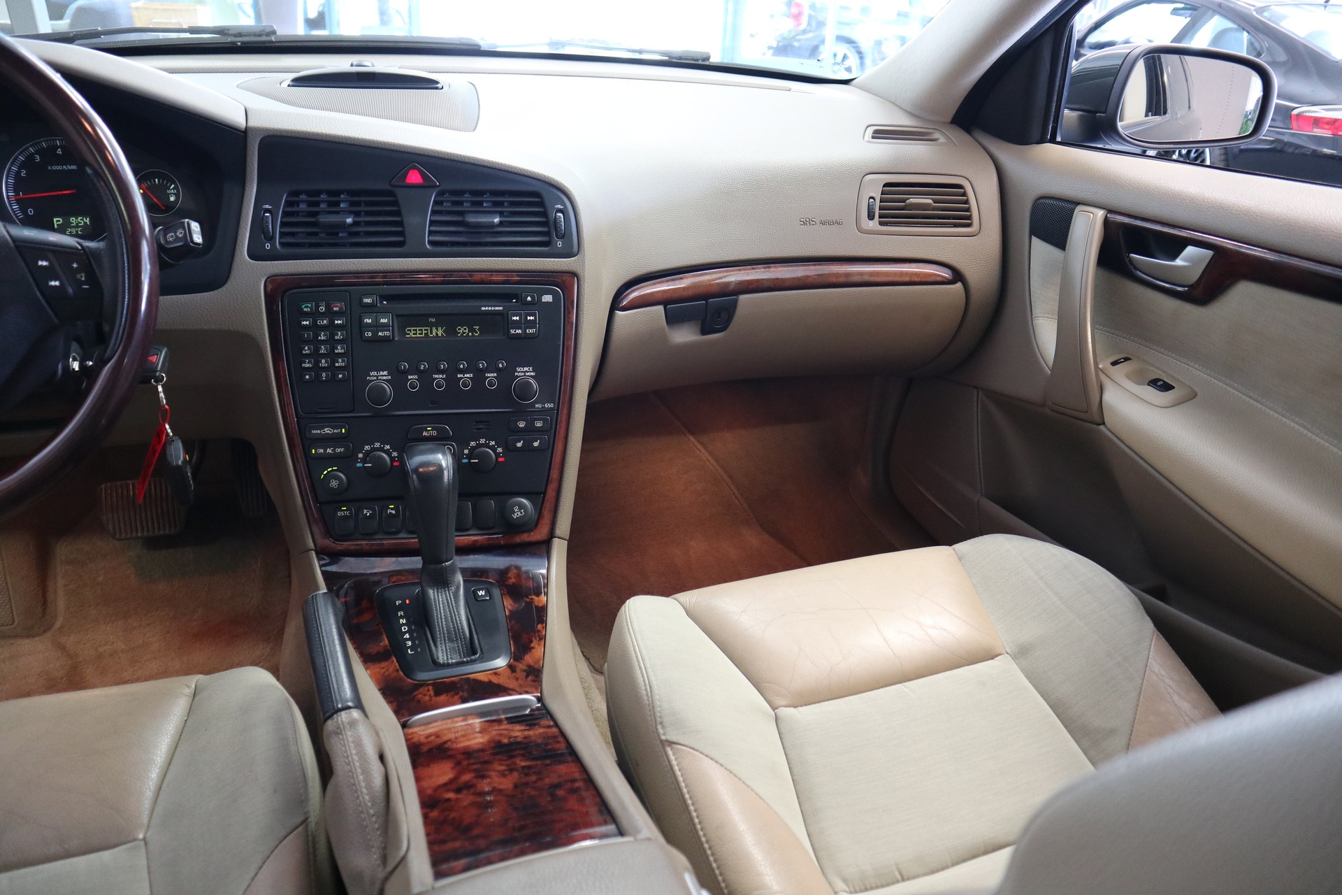 VOLVO V70 2.4 Momentum-image-13
