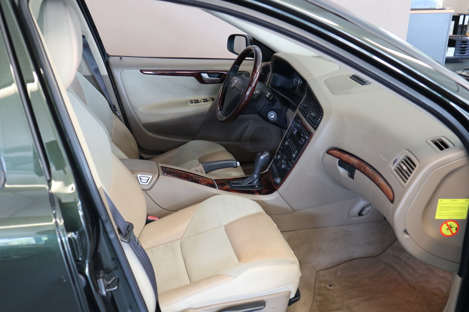 VOLVO V70 2.4 Momentum-image-7