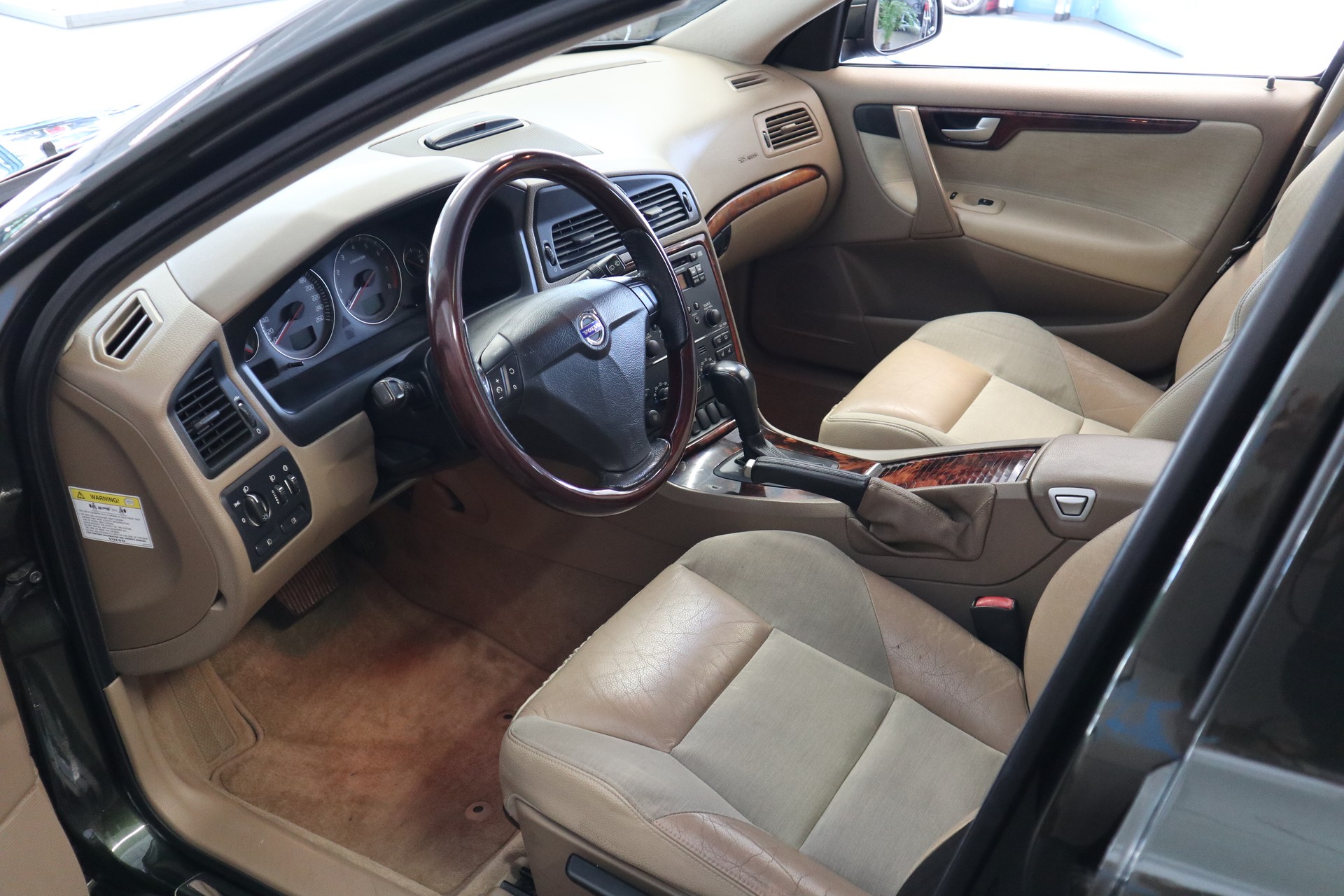 VOLVO V70 2.4 Momentum-image-10
