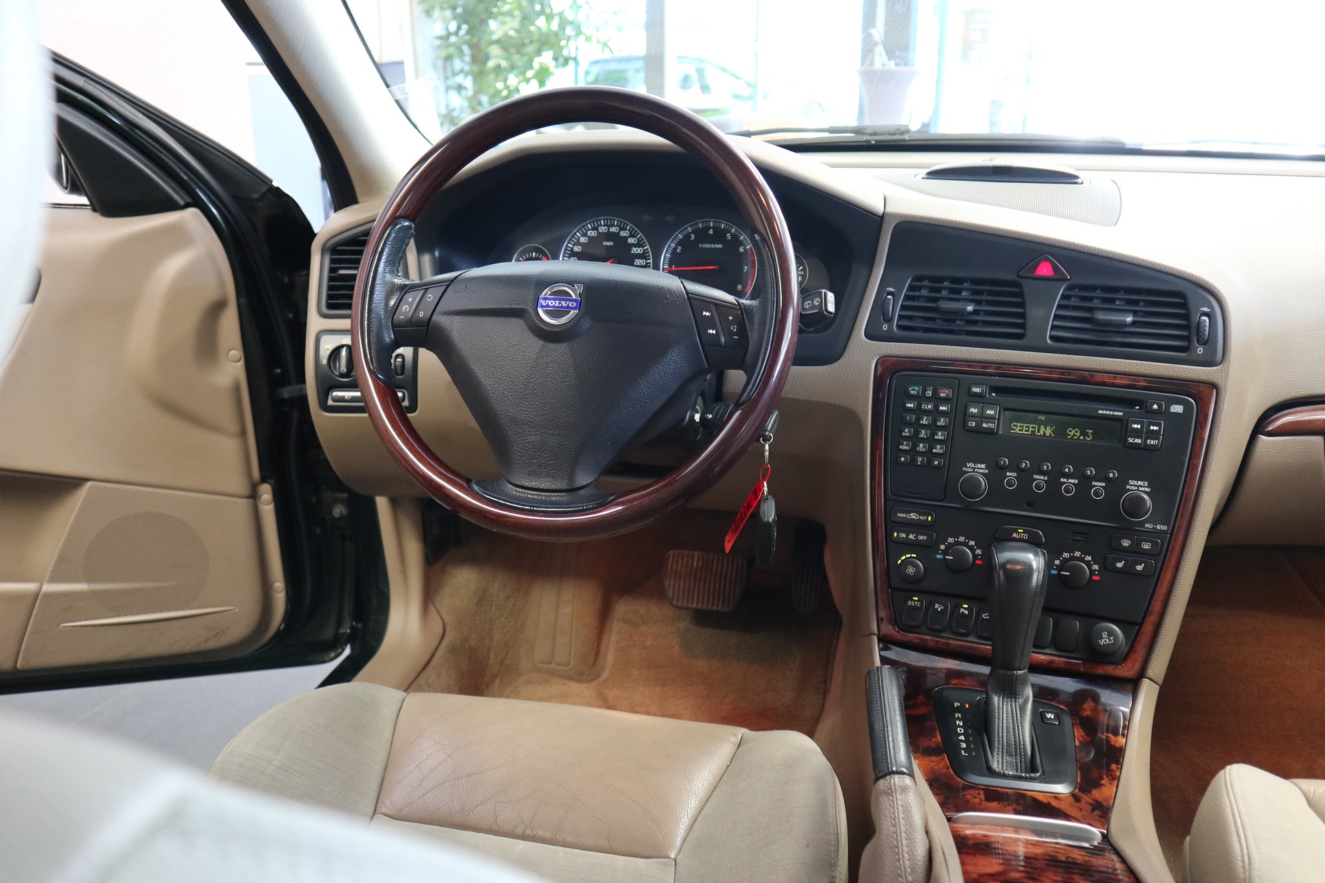VOLVO V70 2.4 Momentum-image-11