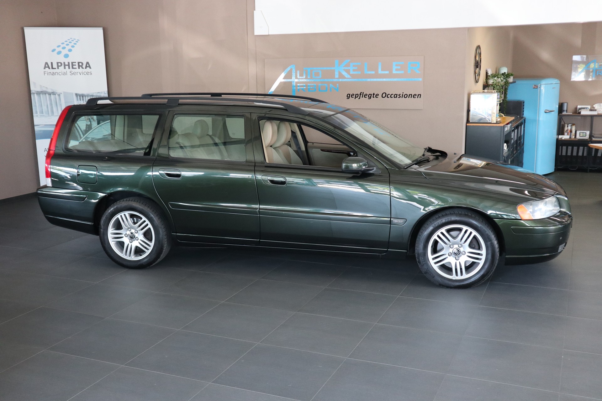 VOLVO V70 2.4 Momentum-image-0