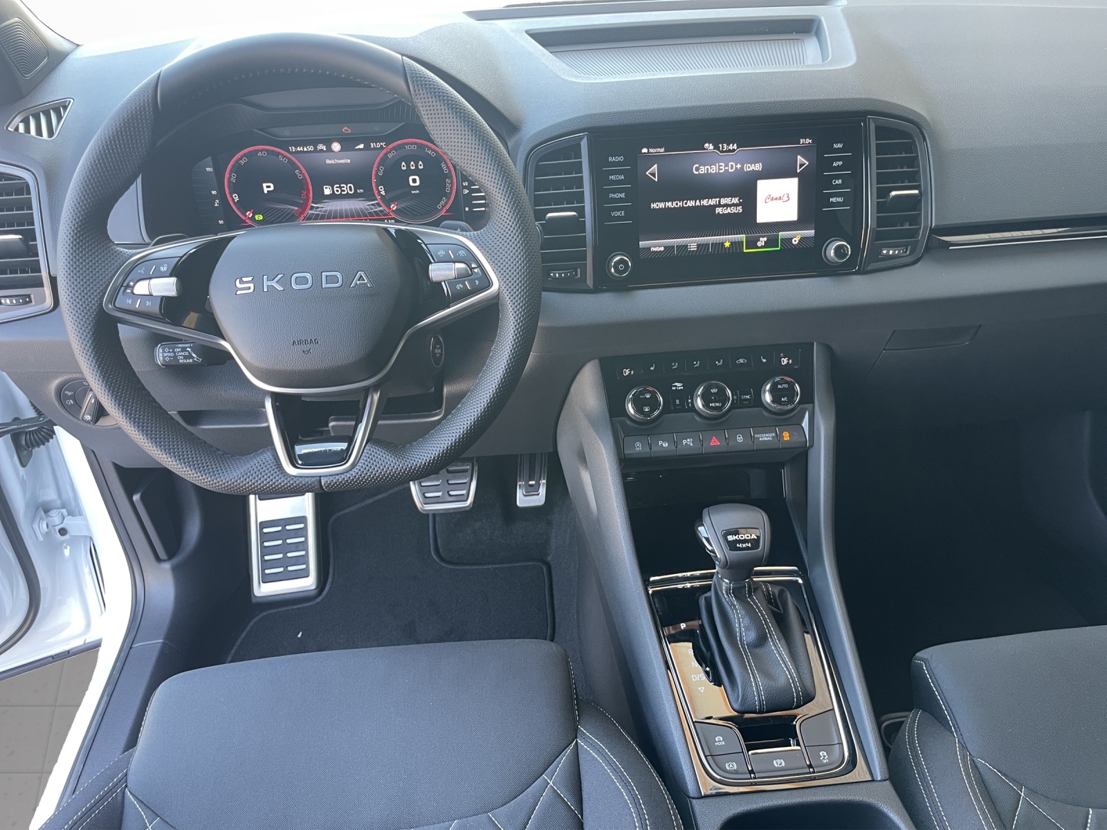 SKODA Karoq 2.0 TSI SportLine 4x4 DSG-image-9