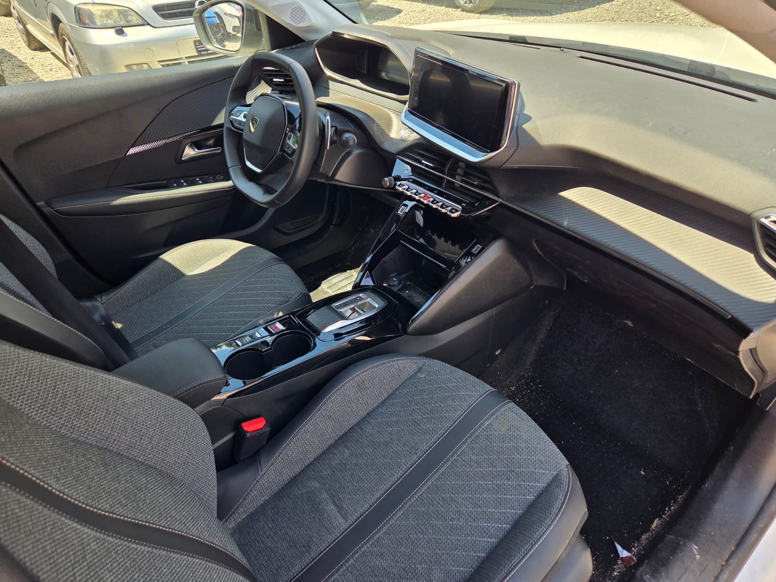 PEUGEOT 208 1.2 MHEV 110 Allure-image-9