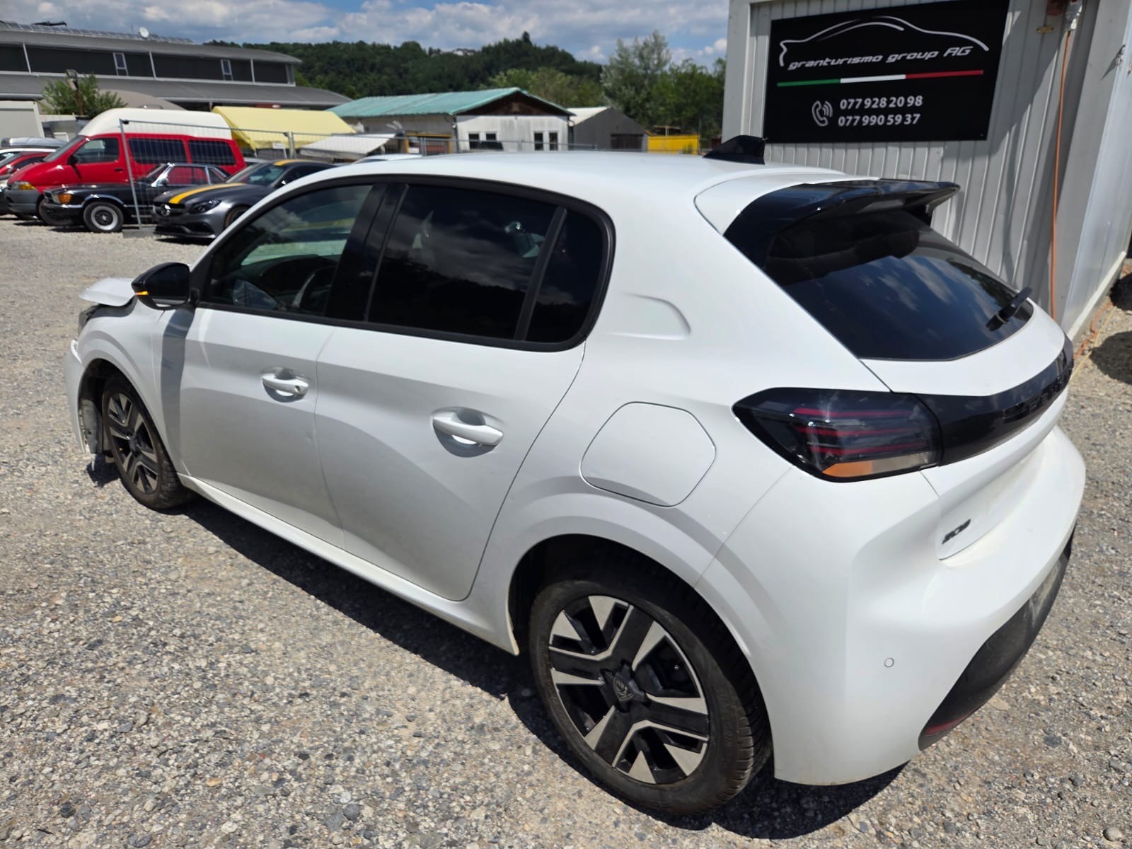 PEUGEOT 208 1.2 MHEV 110 Allure-image-6