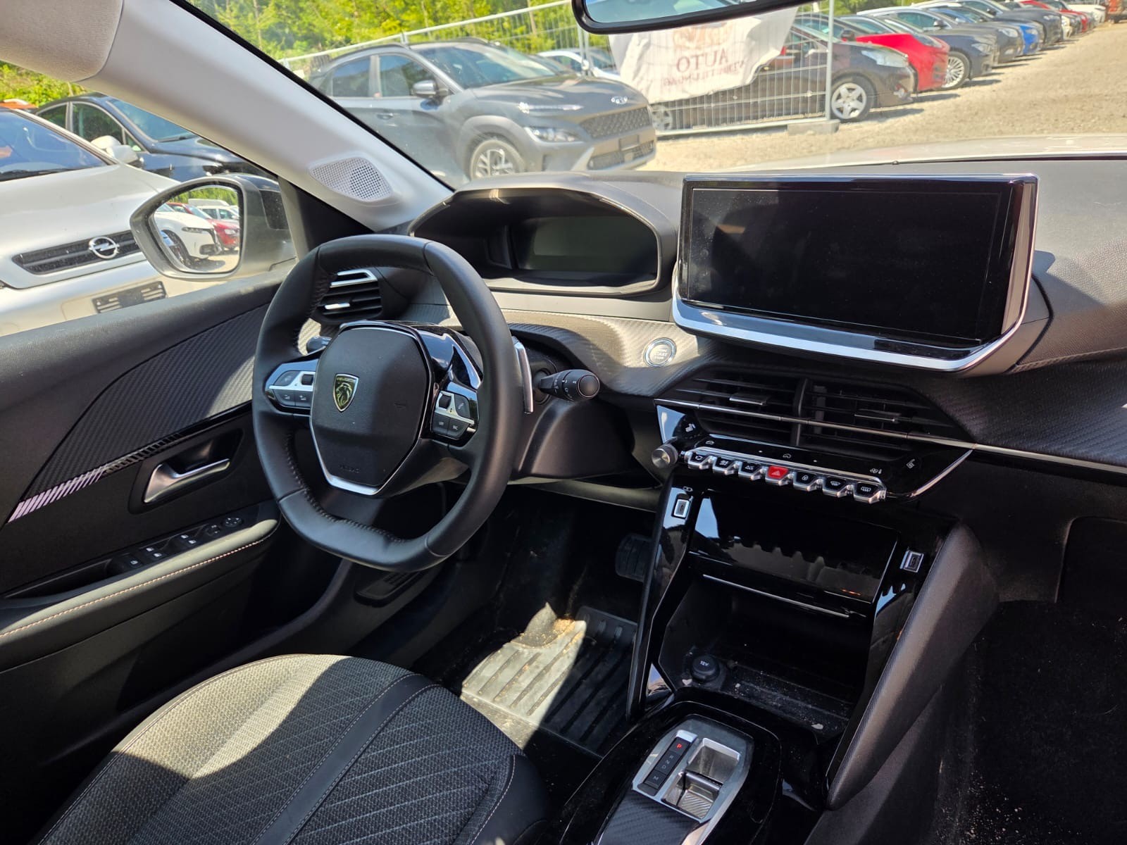 PEUGEOT 208 1.2 MHEV 110 Allure-image-11
