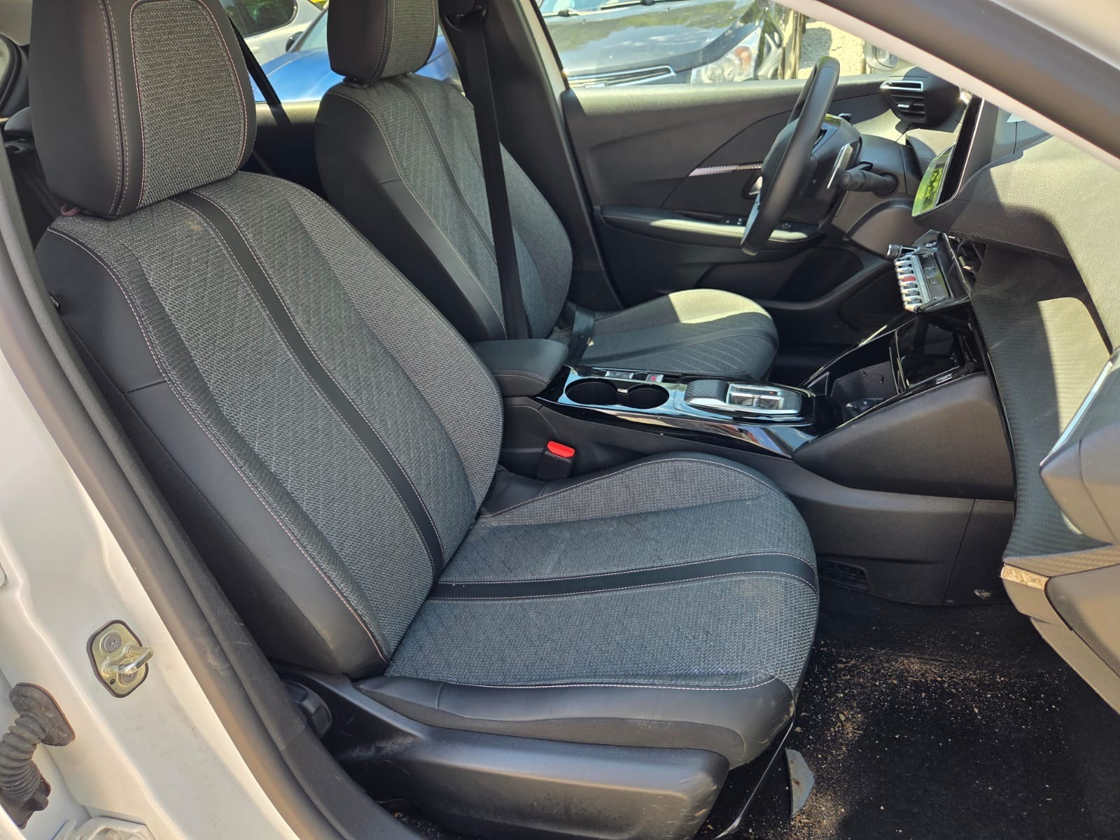 PEUGEOT 208 1.2 MHEV 110 Allure-image-10