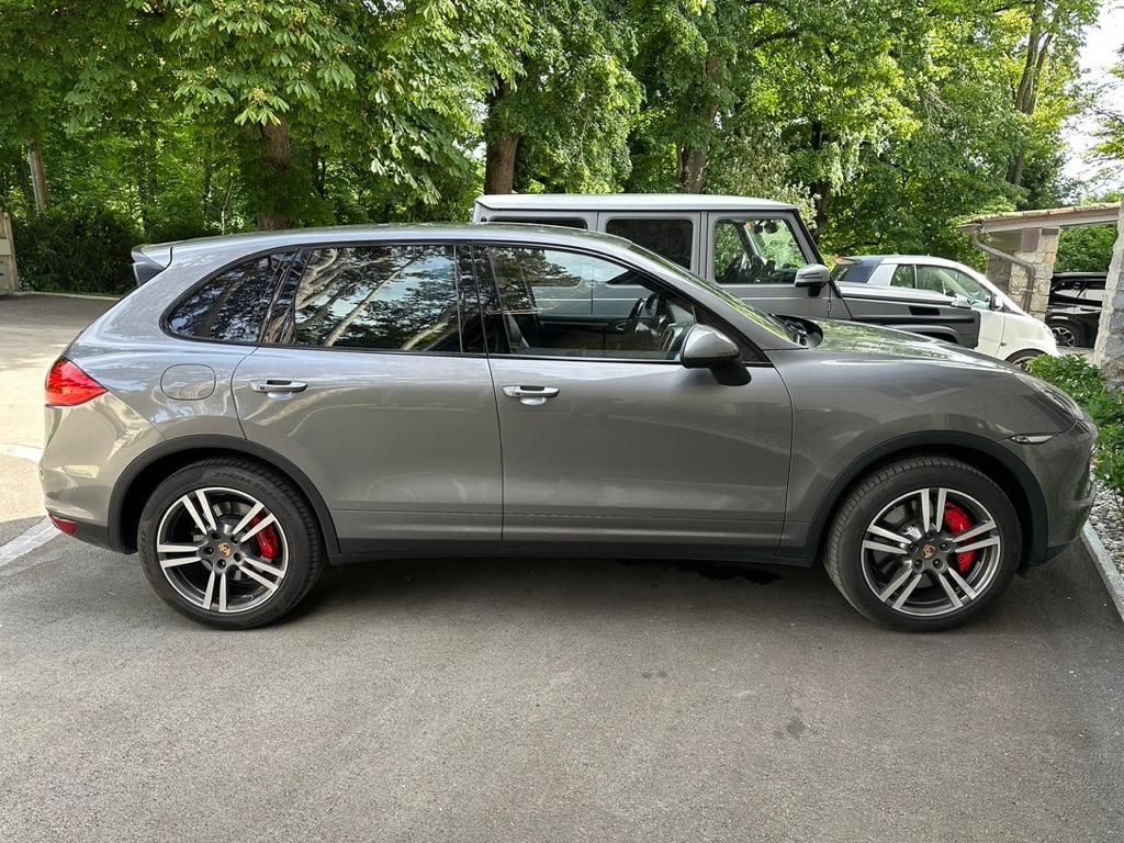 PORSCHE Cayenne Turbo-image-2