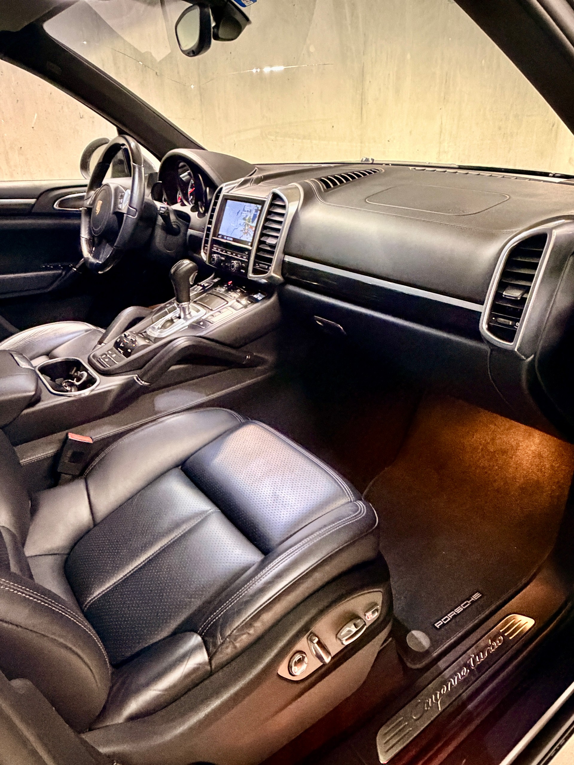 PORSCHE Cayenne Turbo-image-21