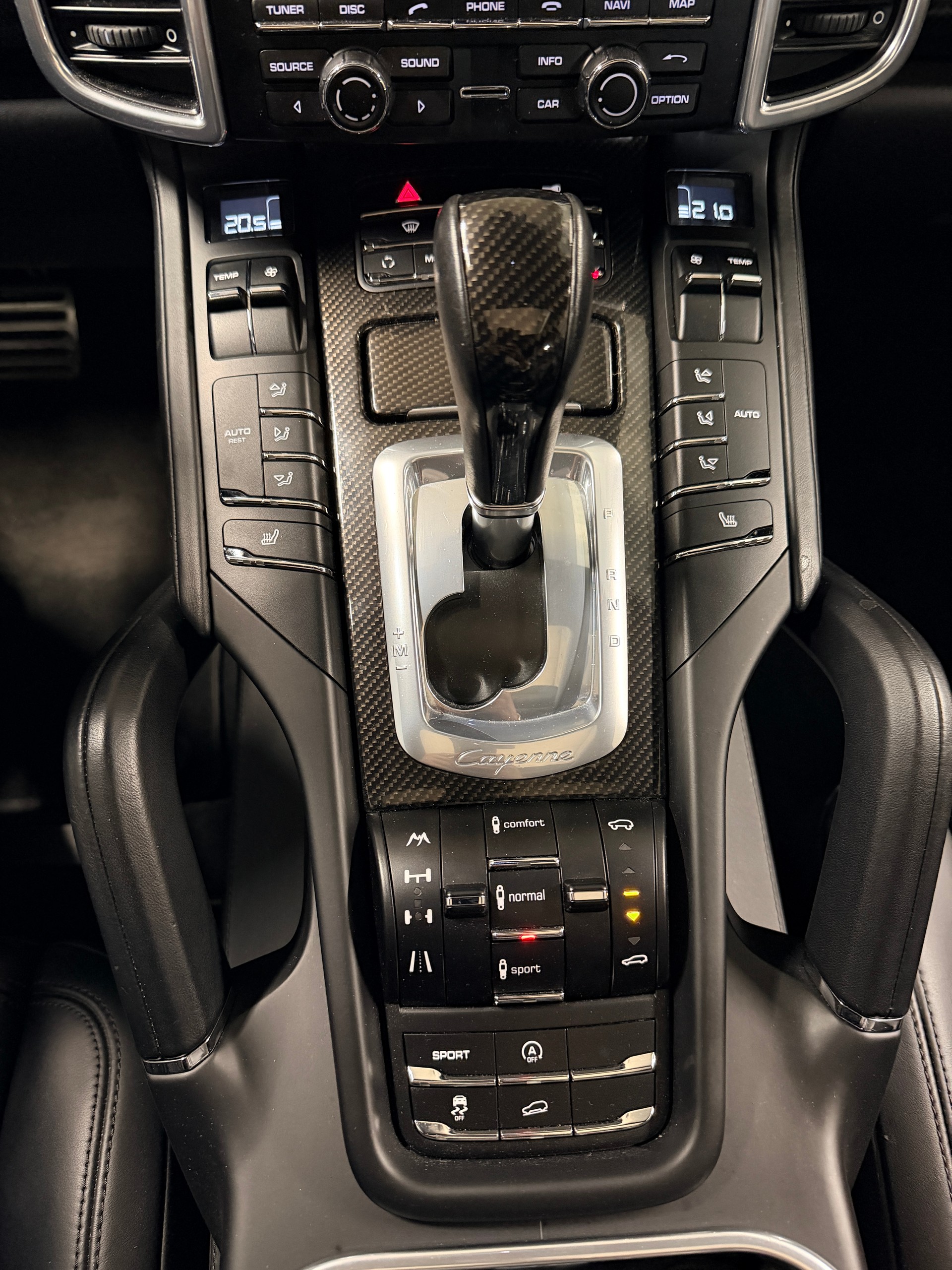 PORSCHE Cayenne Turbo-image-12