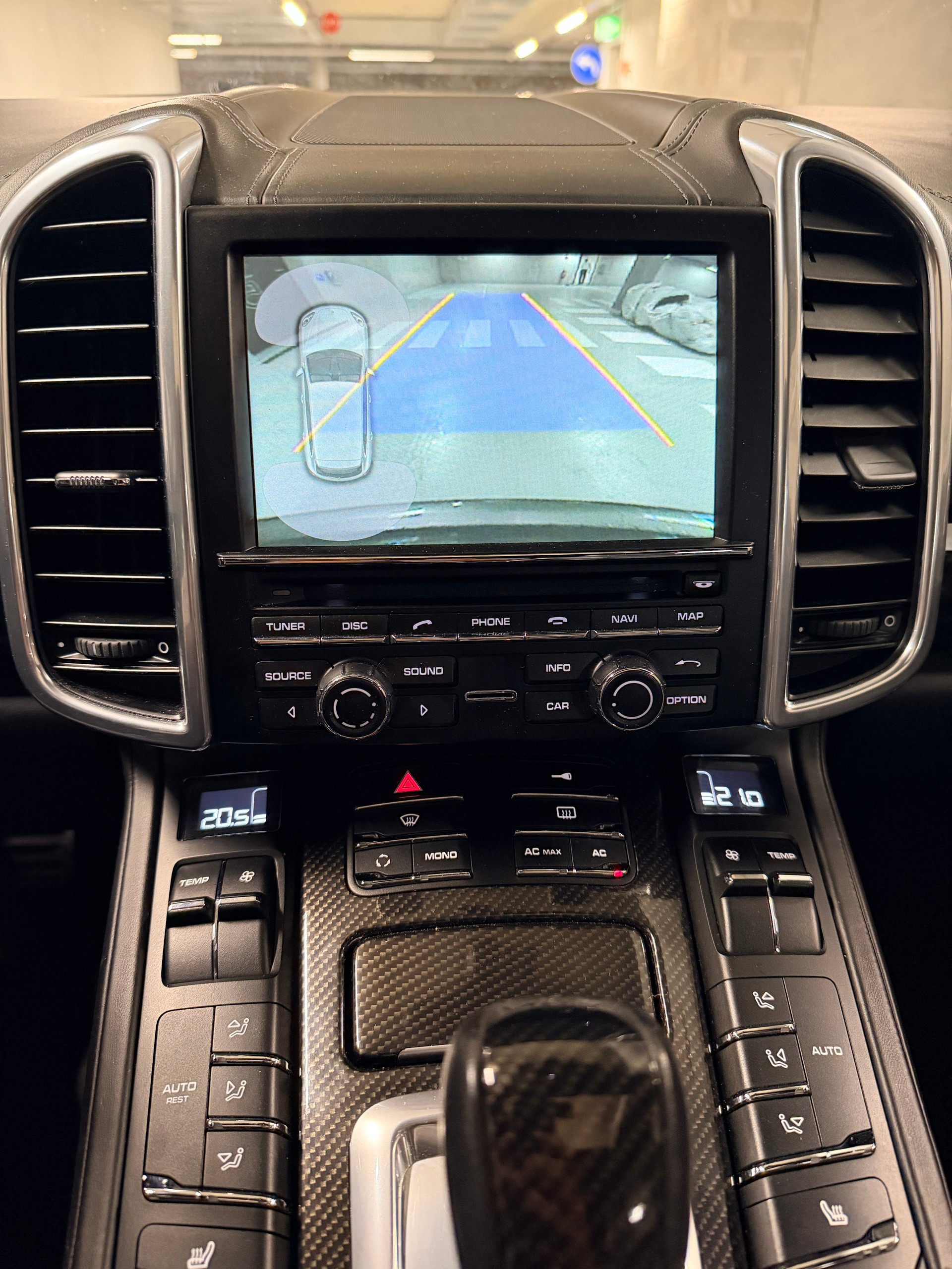 PORSCHE Cayenne Turbo-image-11