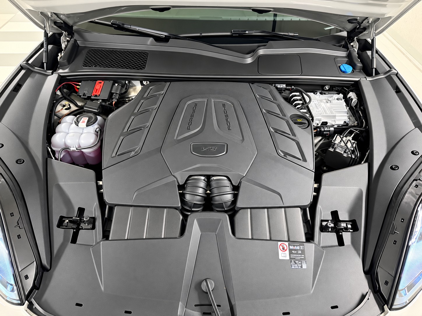 PORSCHE Cayenne Turbo-image-28