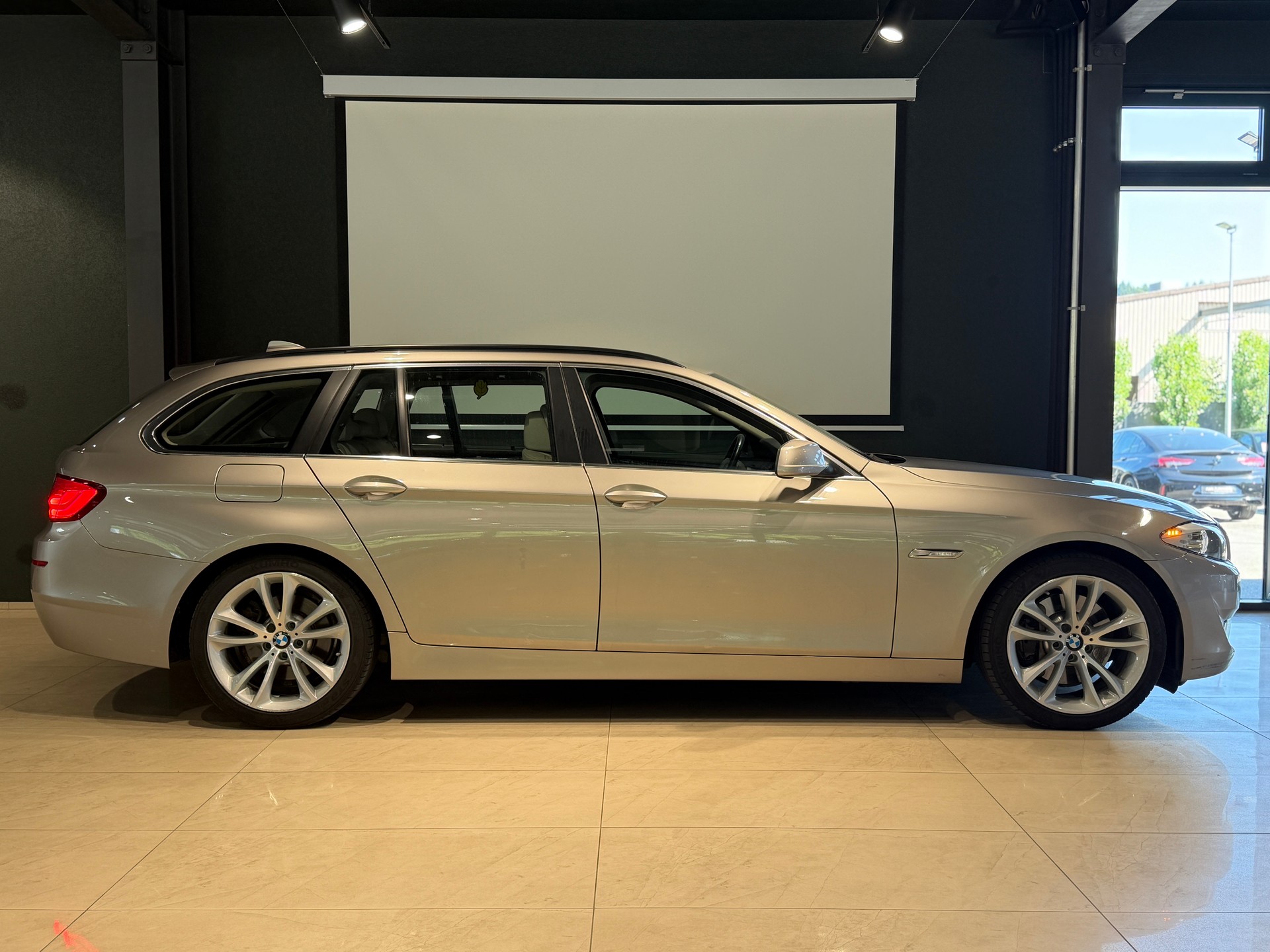 BMW 528i Touring Steptronic-image-2