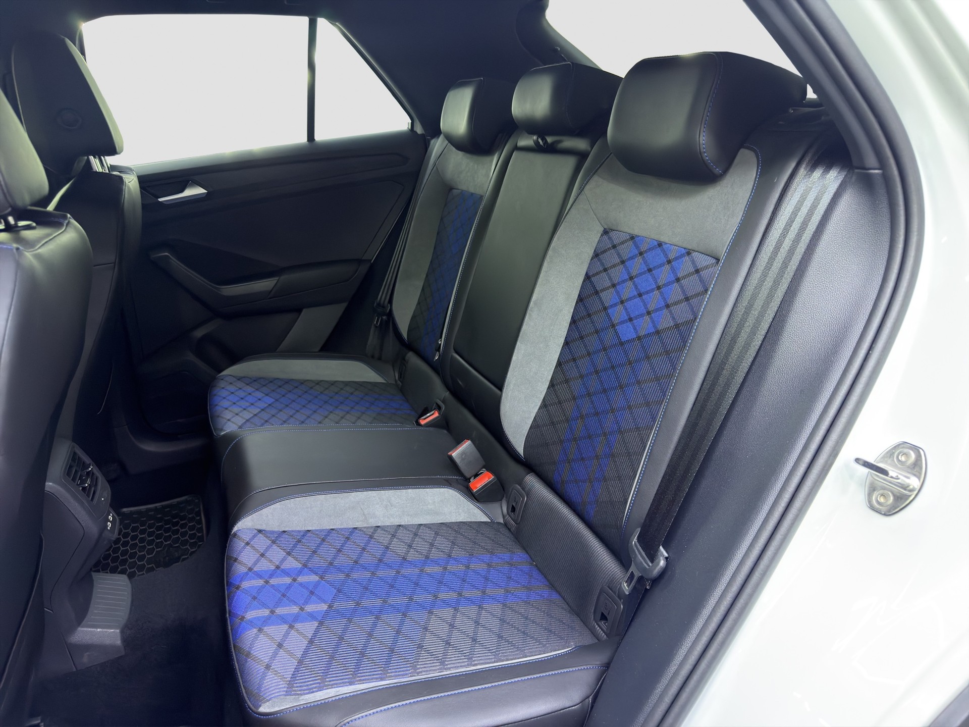 VW T-Roc 2.0 TSI R DSG 4Motion-image-12