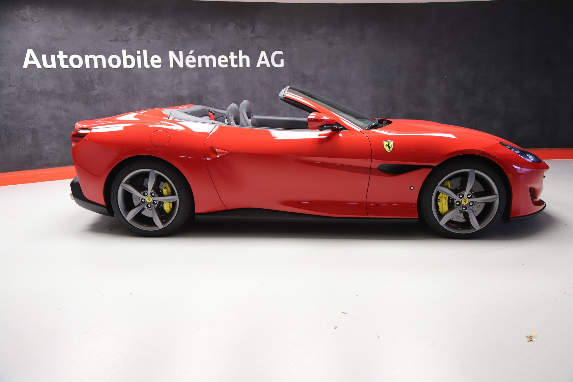 FERRARI Portofino 3.9 V8 T-showroom-element-1