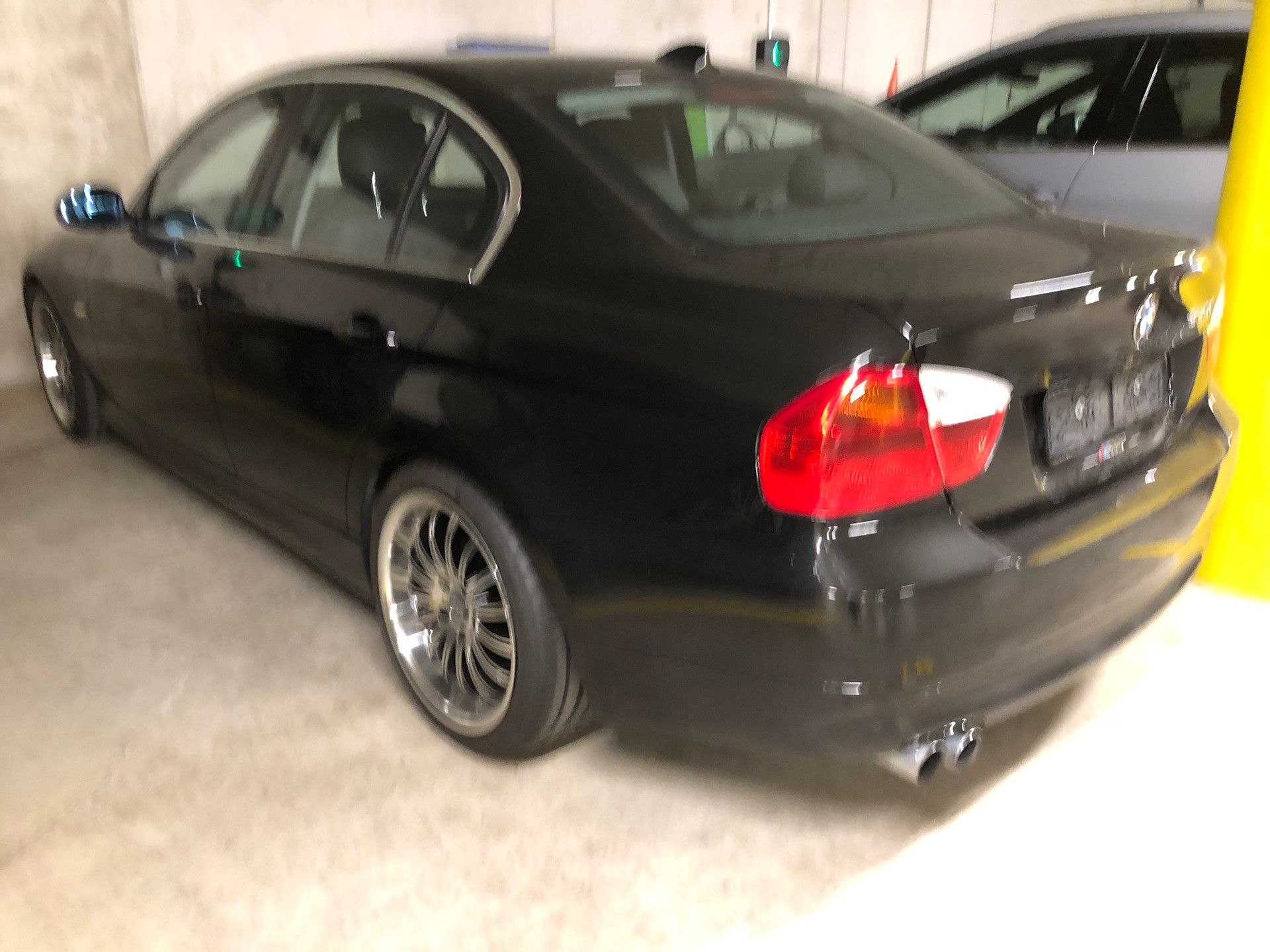 BMW 330i-image-2