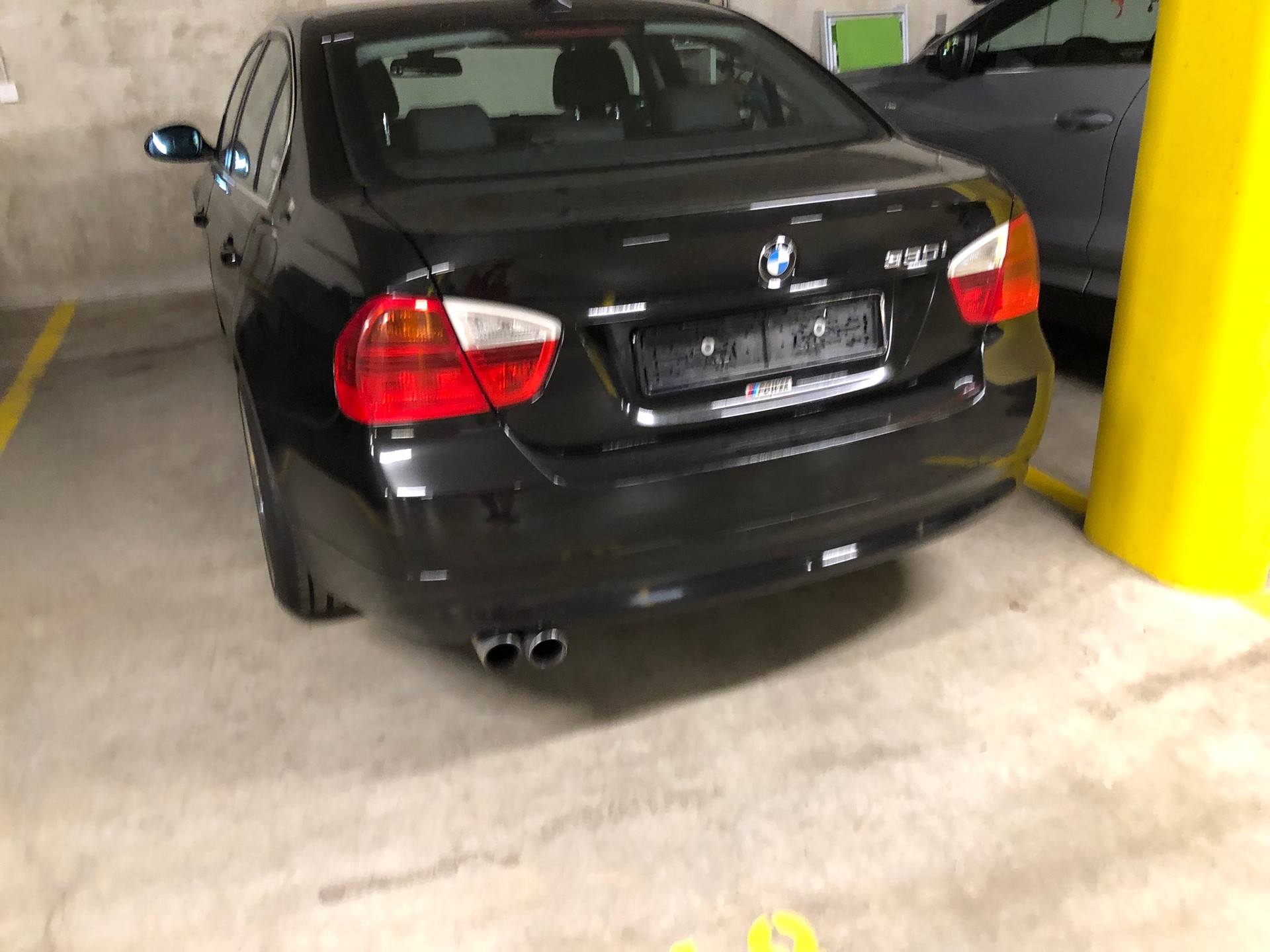 BMW 330i-image-1