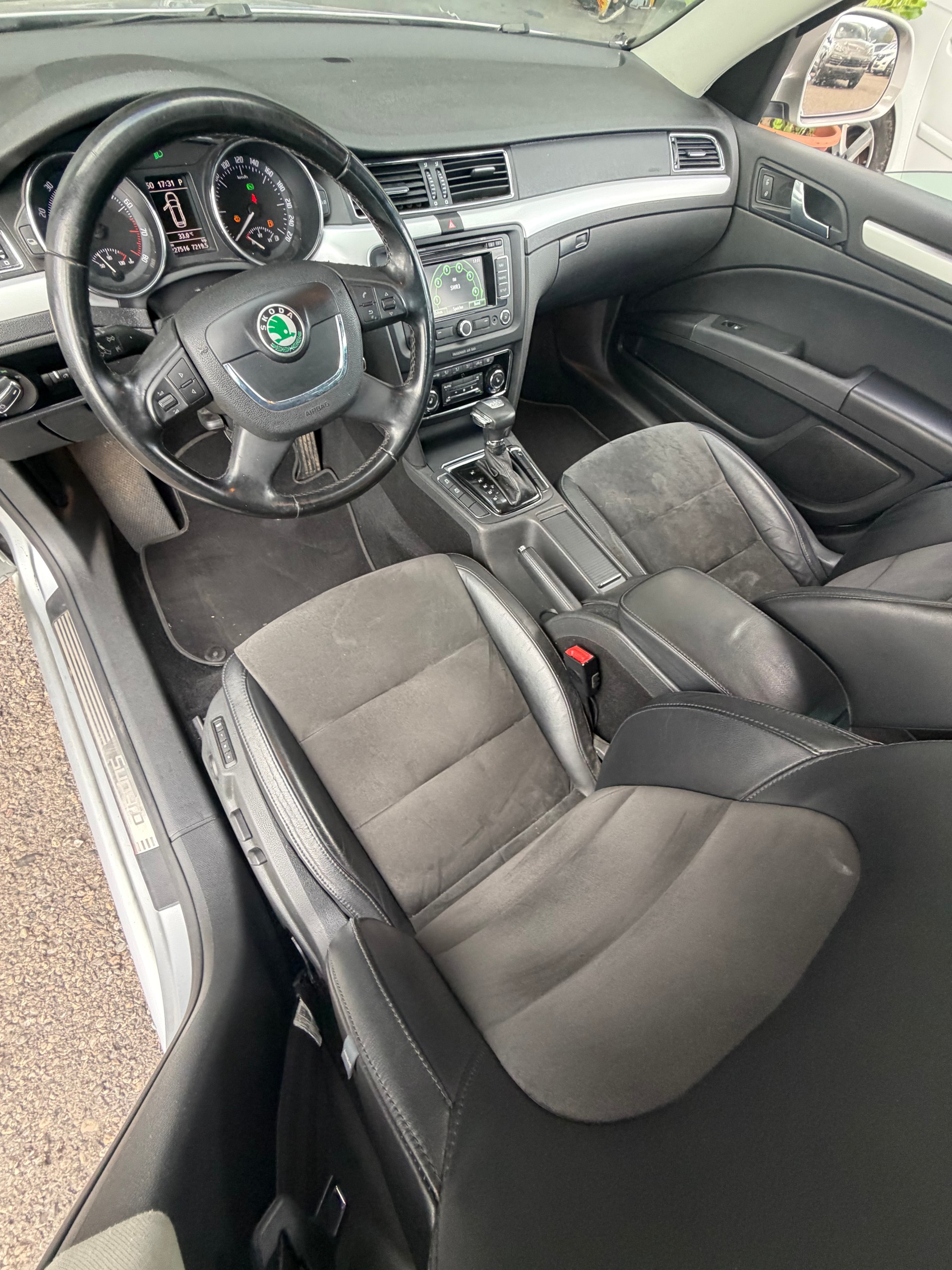 SKODA Superb Combi 1.8 TSI Elegance DSG-image-7