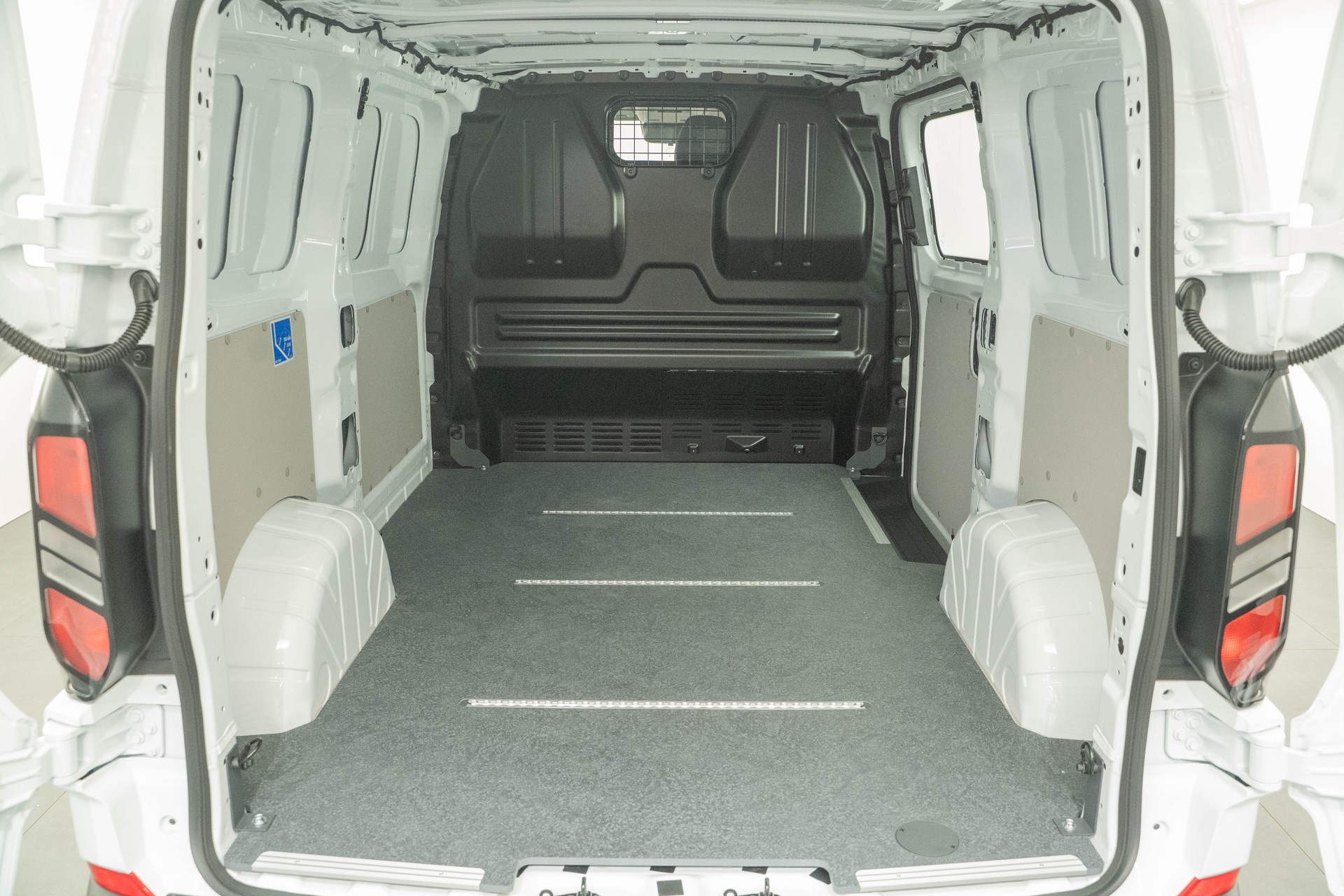 FORD Transit C Van 320 L1 2.5 Duratec 233 Trend PHEV-image-4