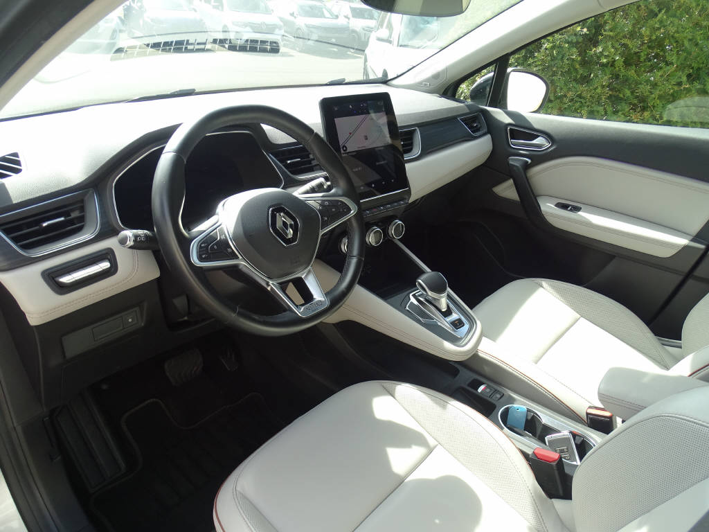 RENAULT Captur 1.6 E-Tech Plug-in Initial Paris-showroom-element-3