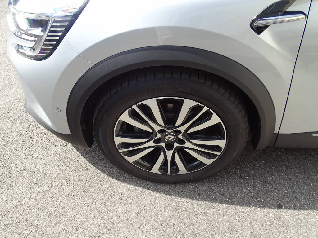 RENAULT Captur 1.6 E-Tech Plug-in Initial Paris-showroom-element-1