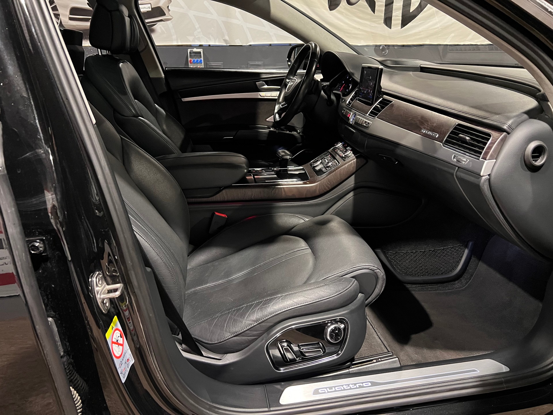 AUDI A8 L 3.0 TDI quattro tiptronic-image-12
