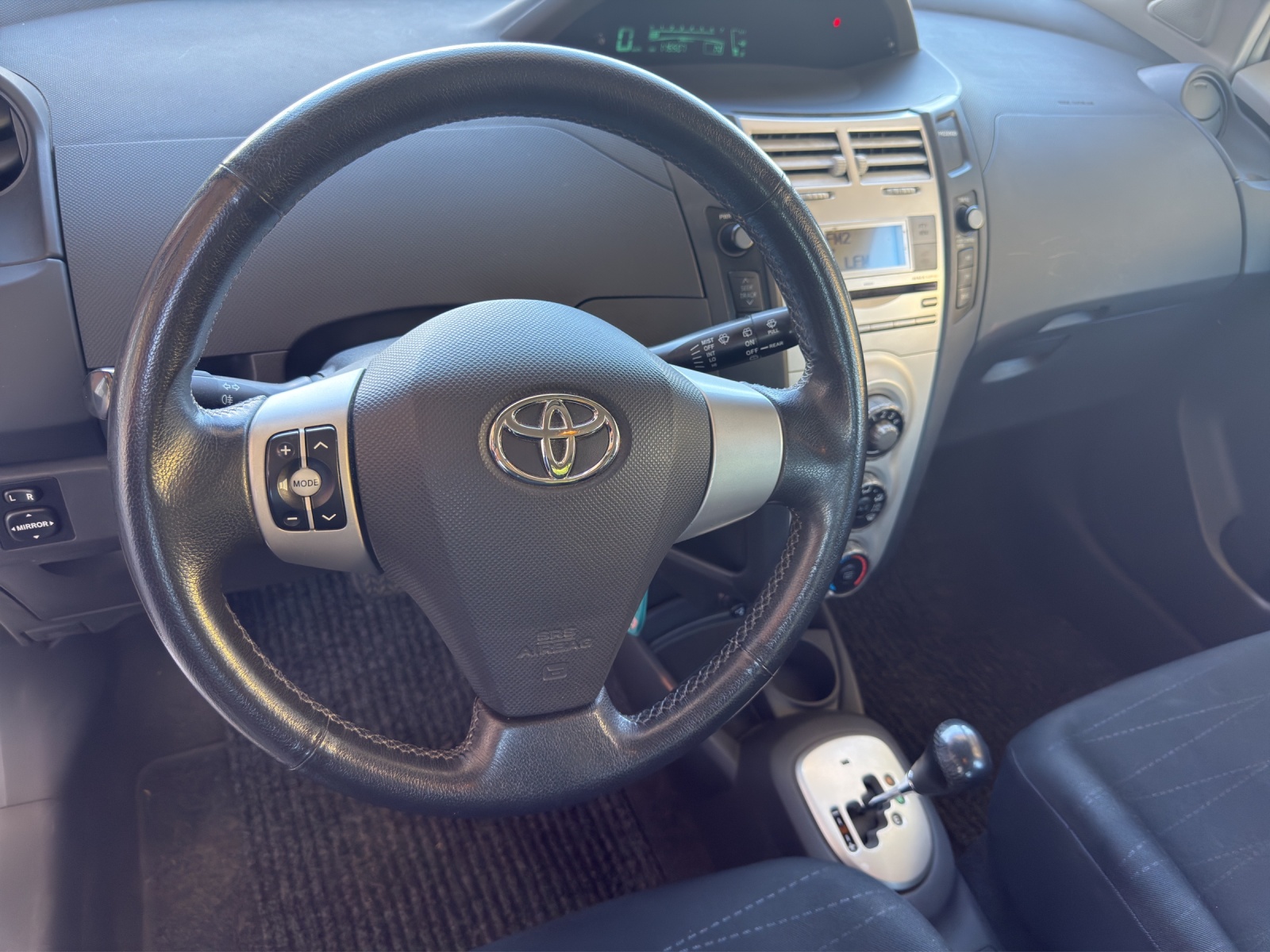 TOYOTA Yaris 1.3 Linea Sol-image-13