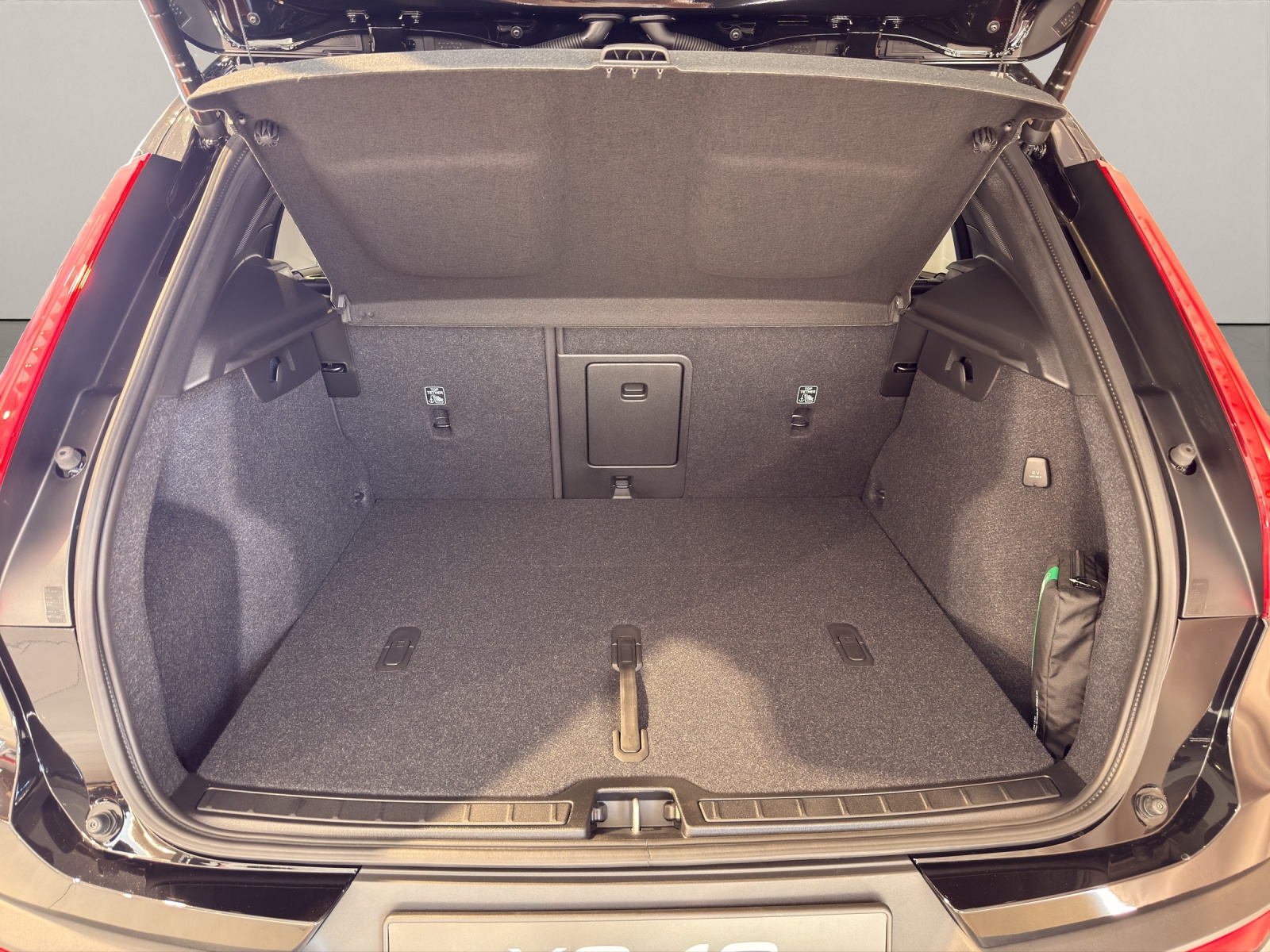 VOLVO XC40 2.0 B3 MH Plus Dark-image-10