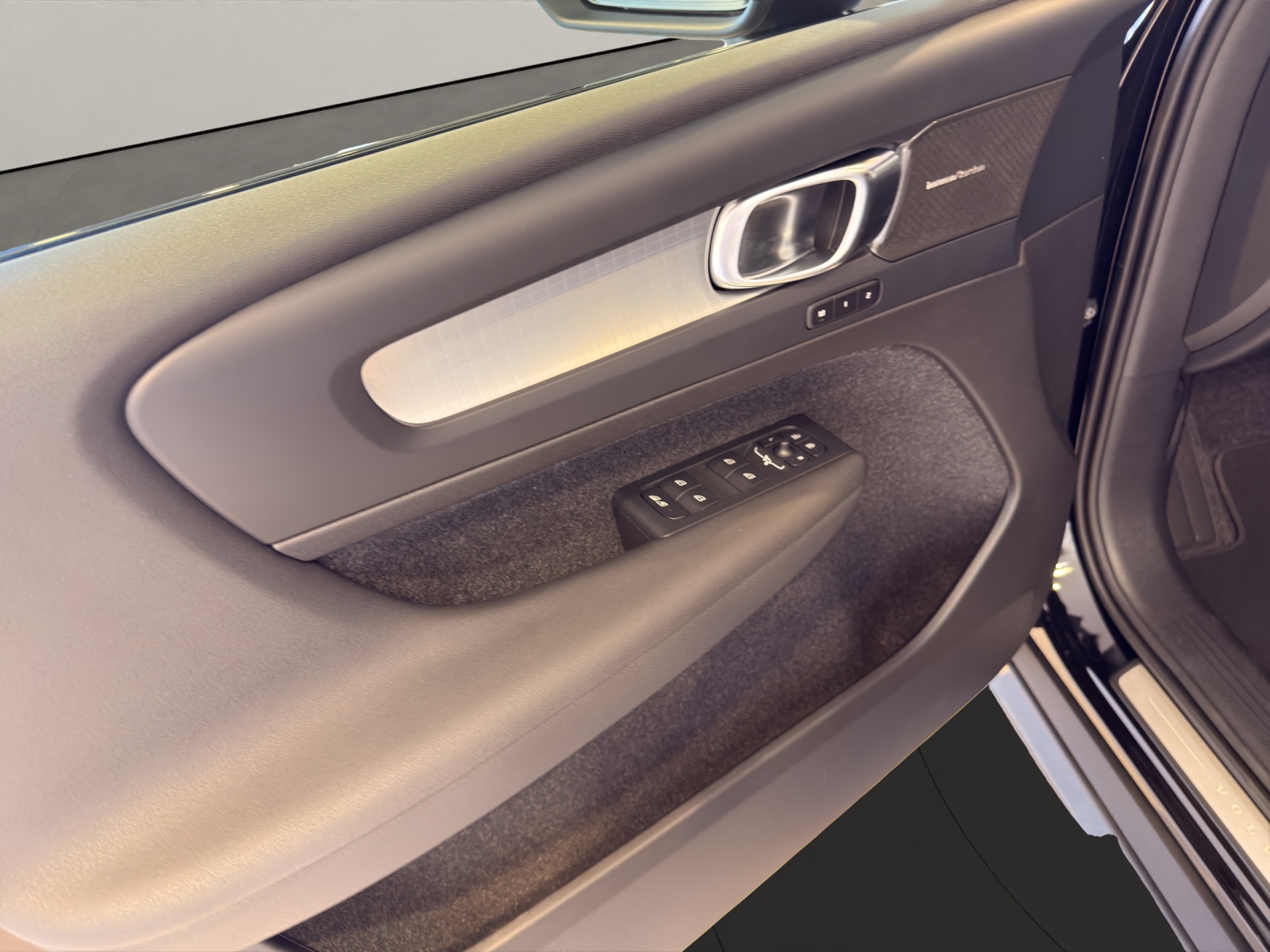 VOLVO XC40 2.0 B3 MH Plus Dark-image-9