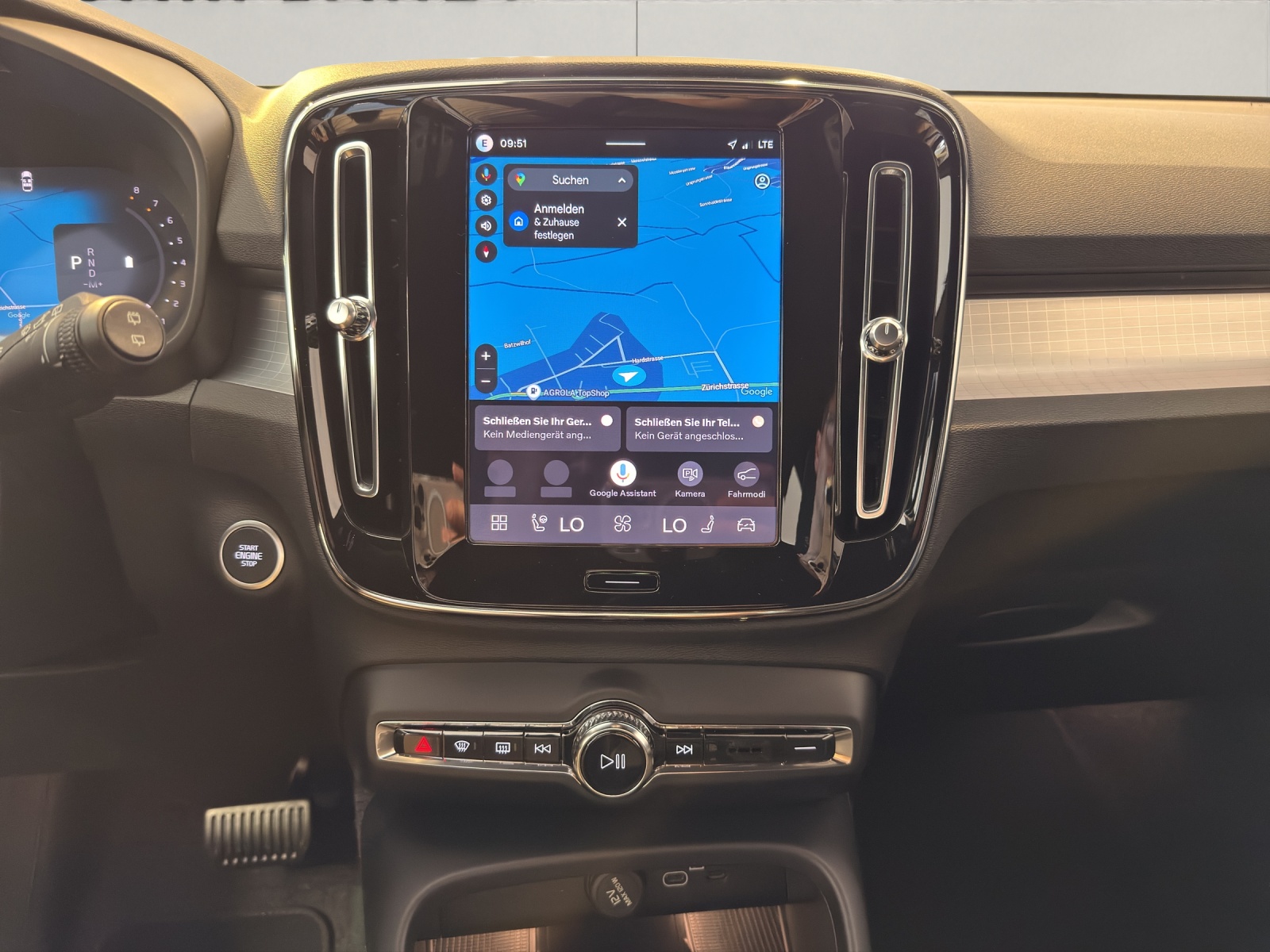 VOLVO XC40 2.0 B3 MH Plus Dark-image-7