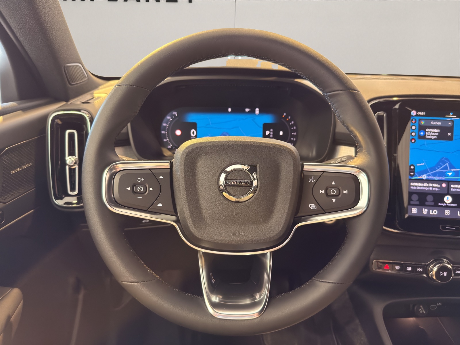 VOLVO XC40 2.0 B3 MH Plus Dark-image-8