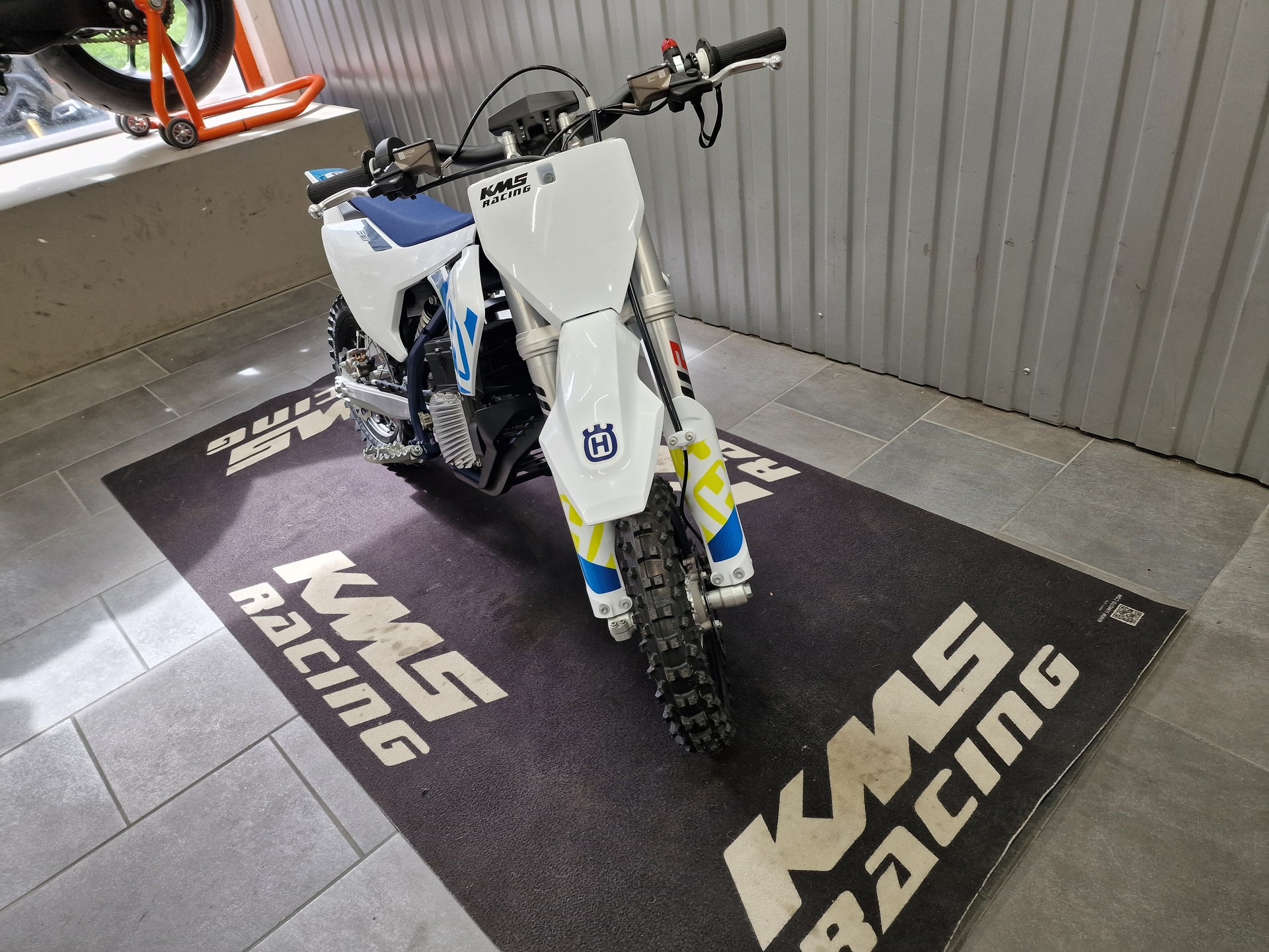 HUSQVARNA EE 3-showroom-element-2