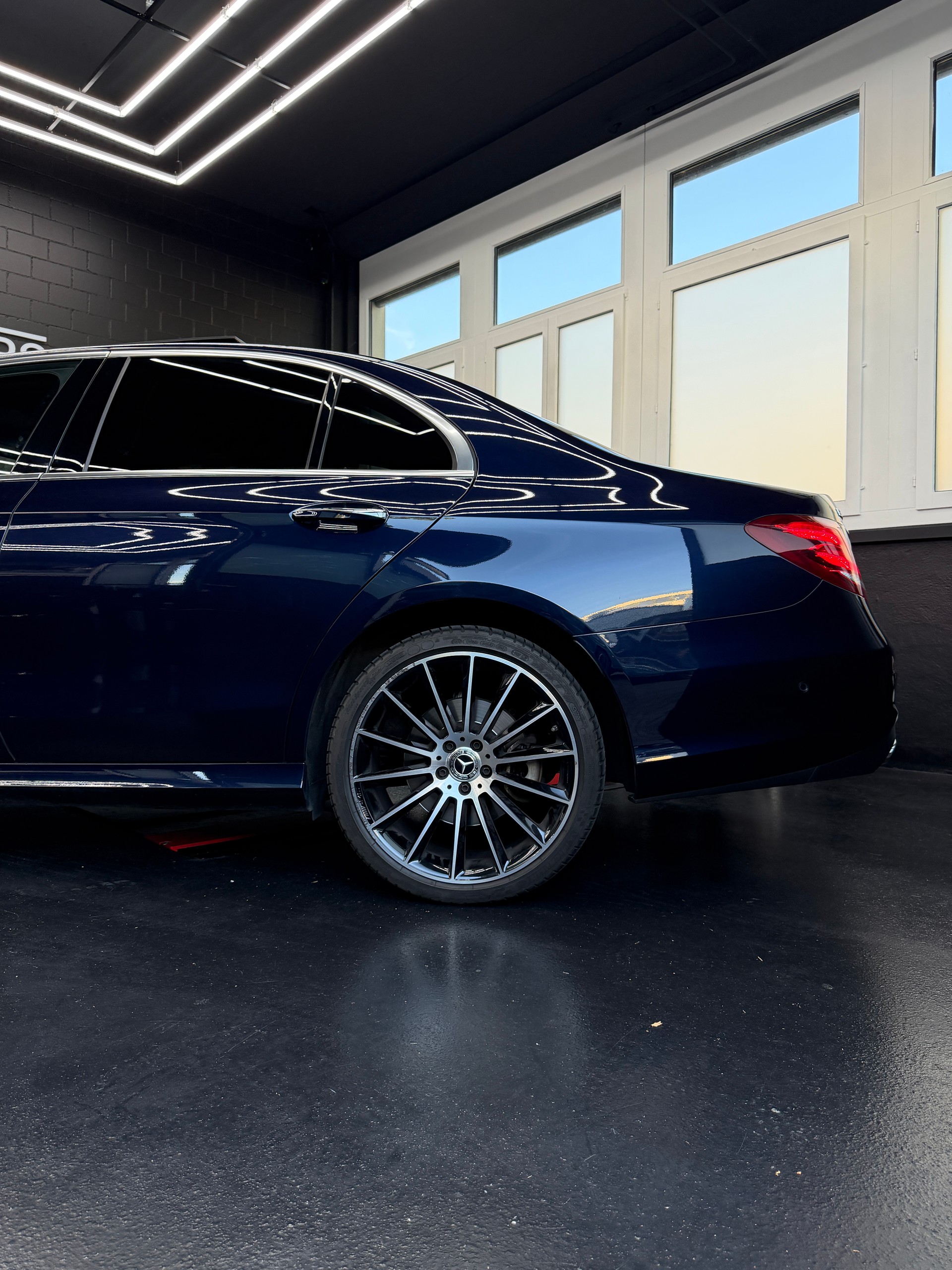 MERCEDES-BENZ E 350 d AMG Line 4Matic 9G-Tronic-image-7
