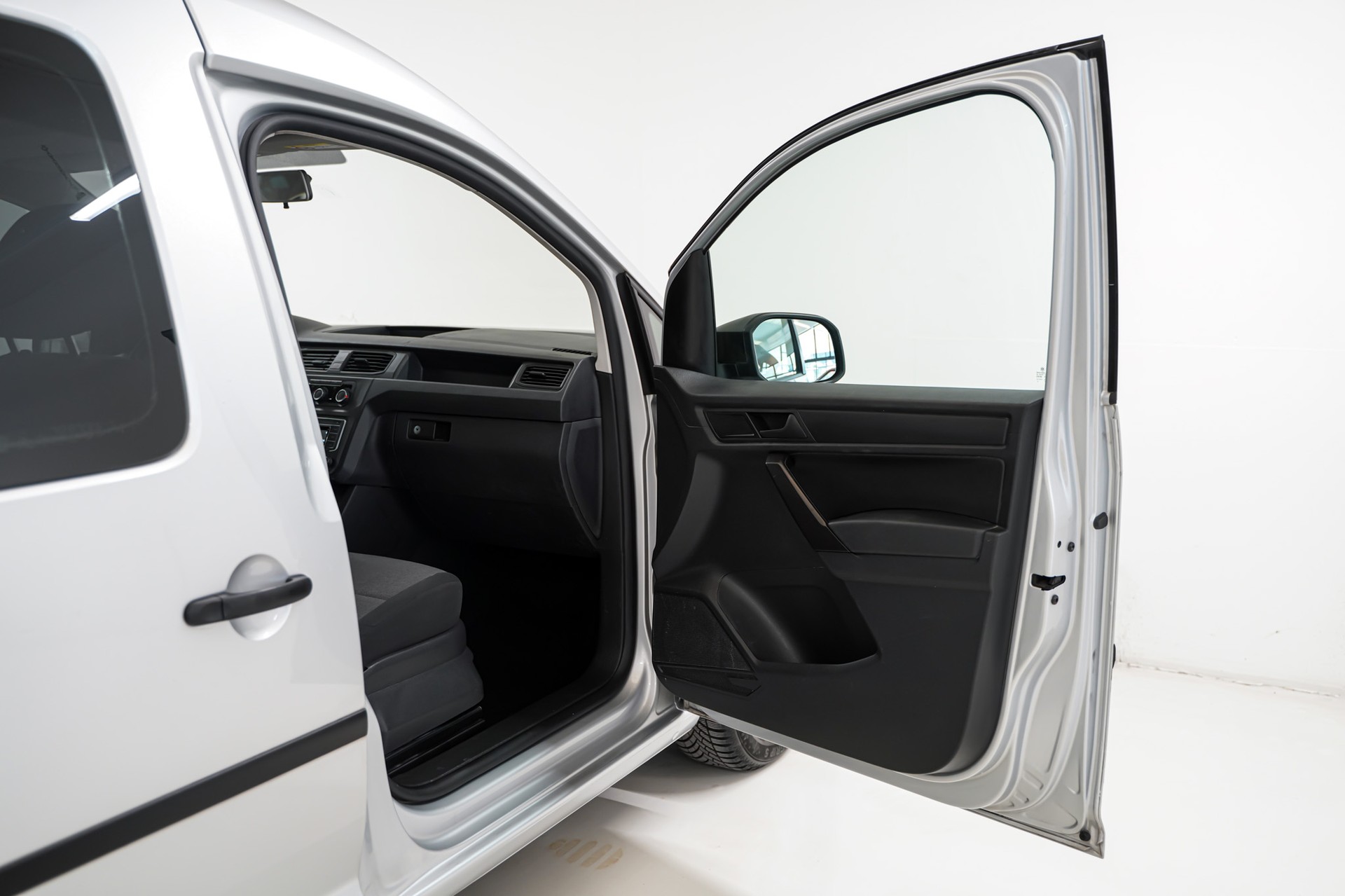 VW Caddy Maxi 2.0TDI BlueMotion Technology-image-12