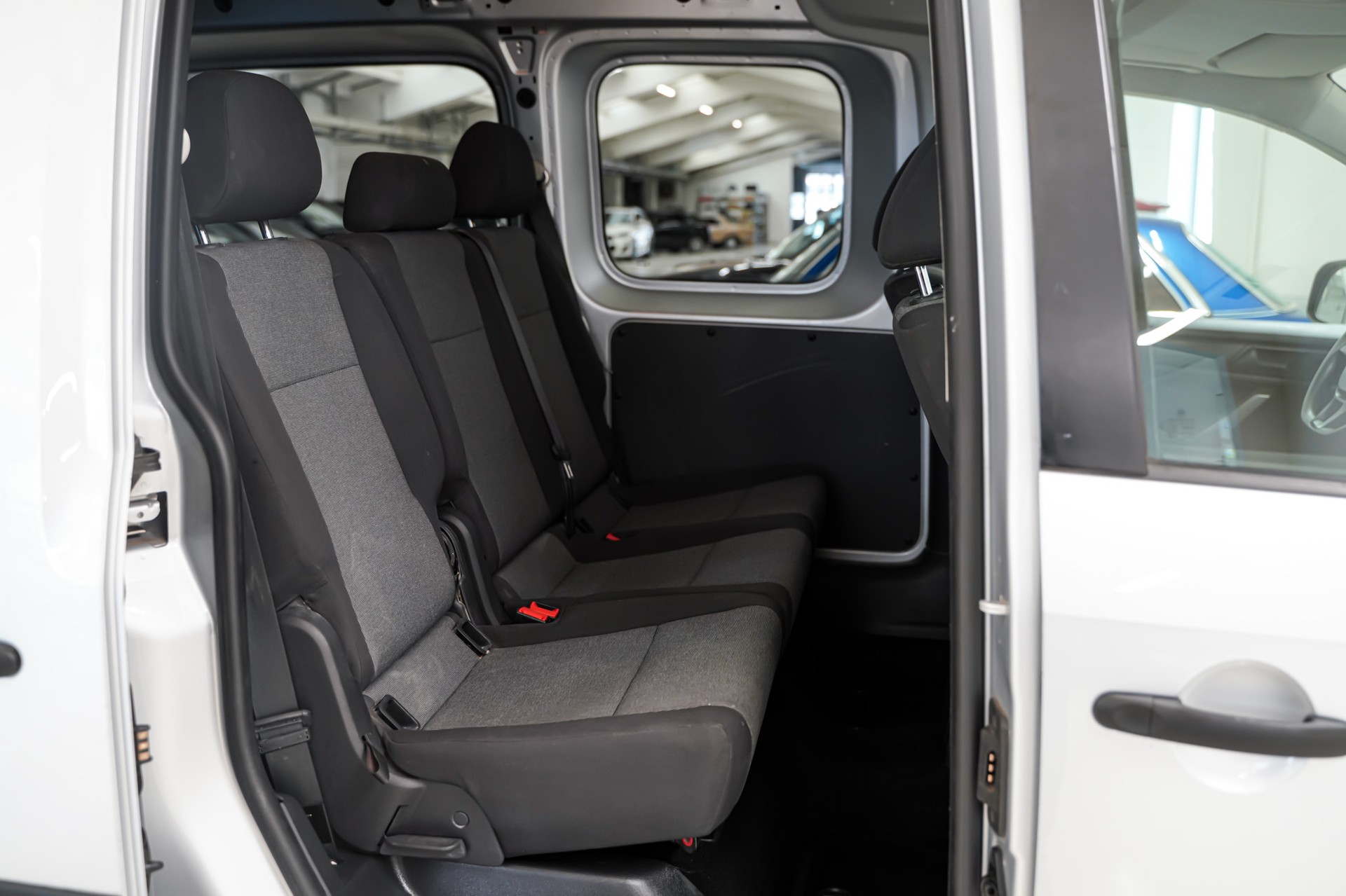 VW Caddy Maxi 2.0TDI BlueMotion Technology-image-11