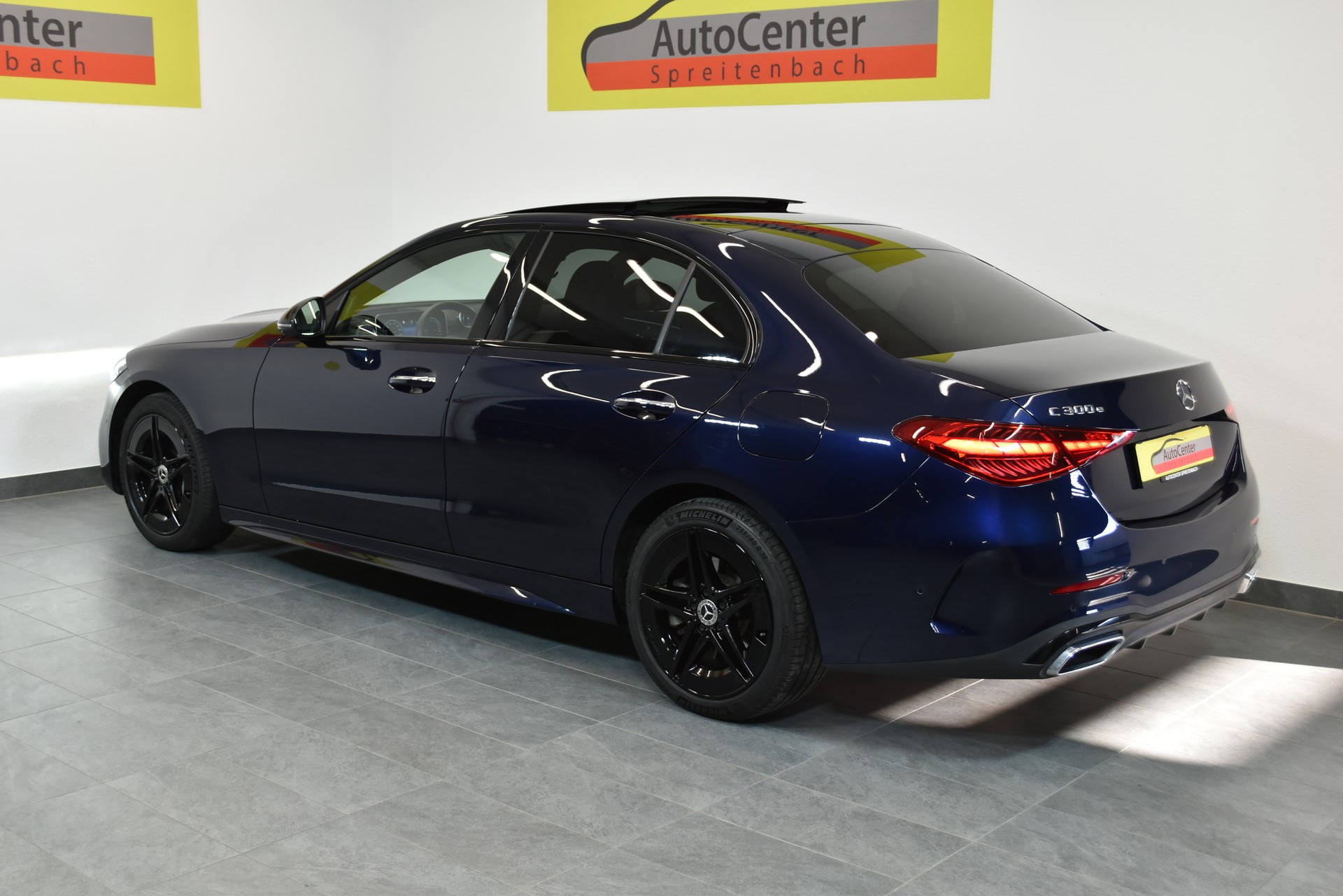 MERCEDES-BENZ C 300e AMG Line-image-11