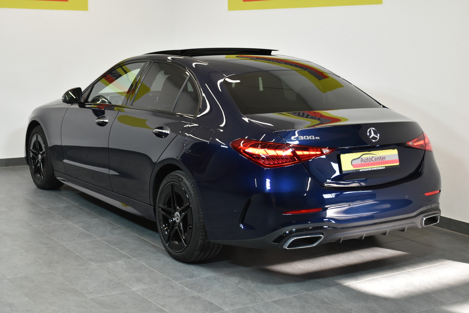 MERCEDES-BENZ C 300e AMG Line-image-12